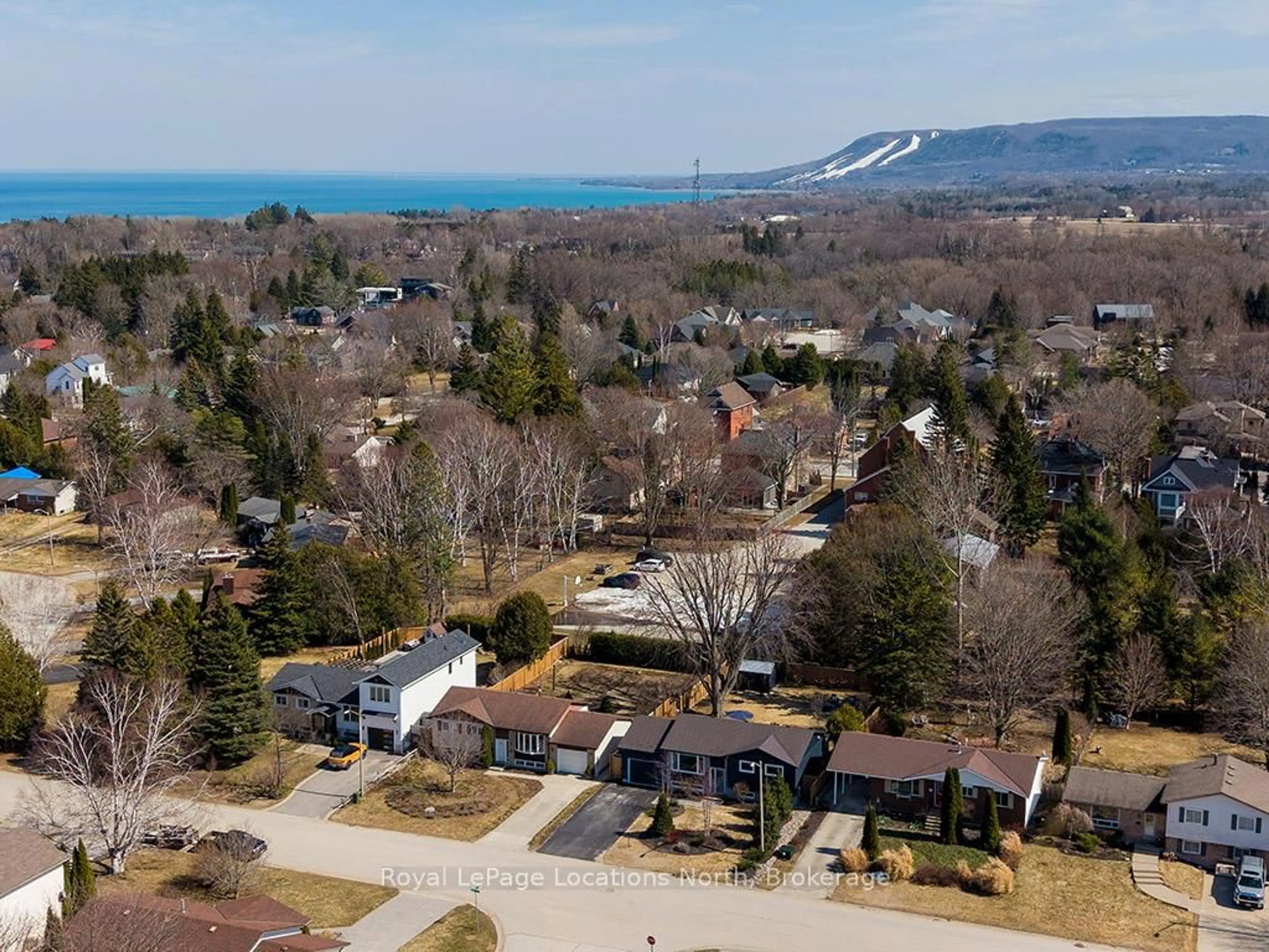 A pic from outside/outdoor area/front of a property/back of a property/a pic from drone, mountain view for 135 Orchard Dr, Blue Mountains Ontario N0H 2P0