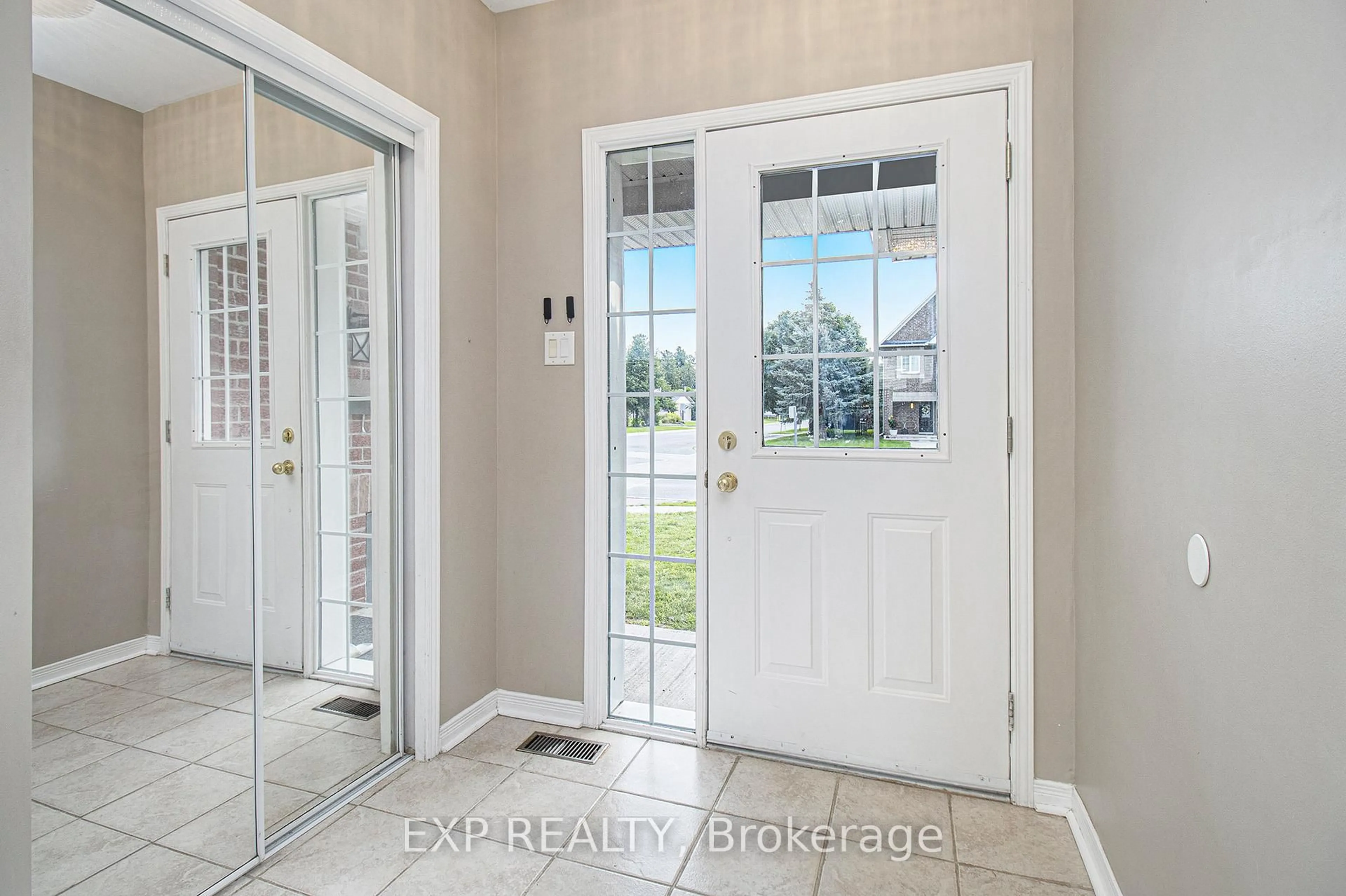 Indoor entryway for 1310 Halton Terr, Ottawa Ontario K2K 3K6