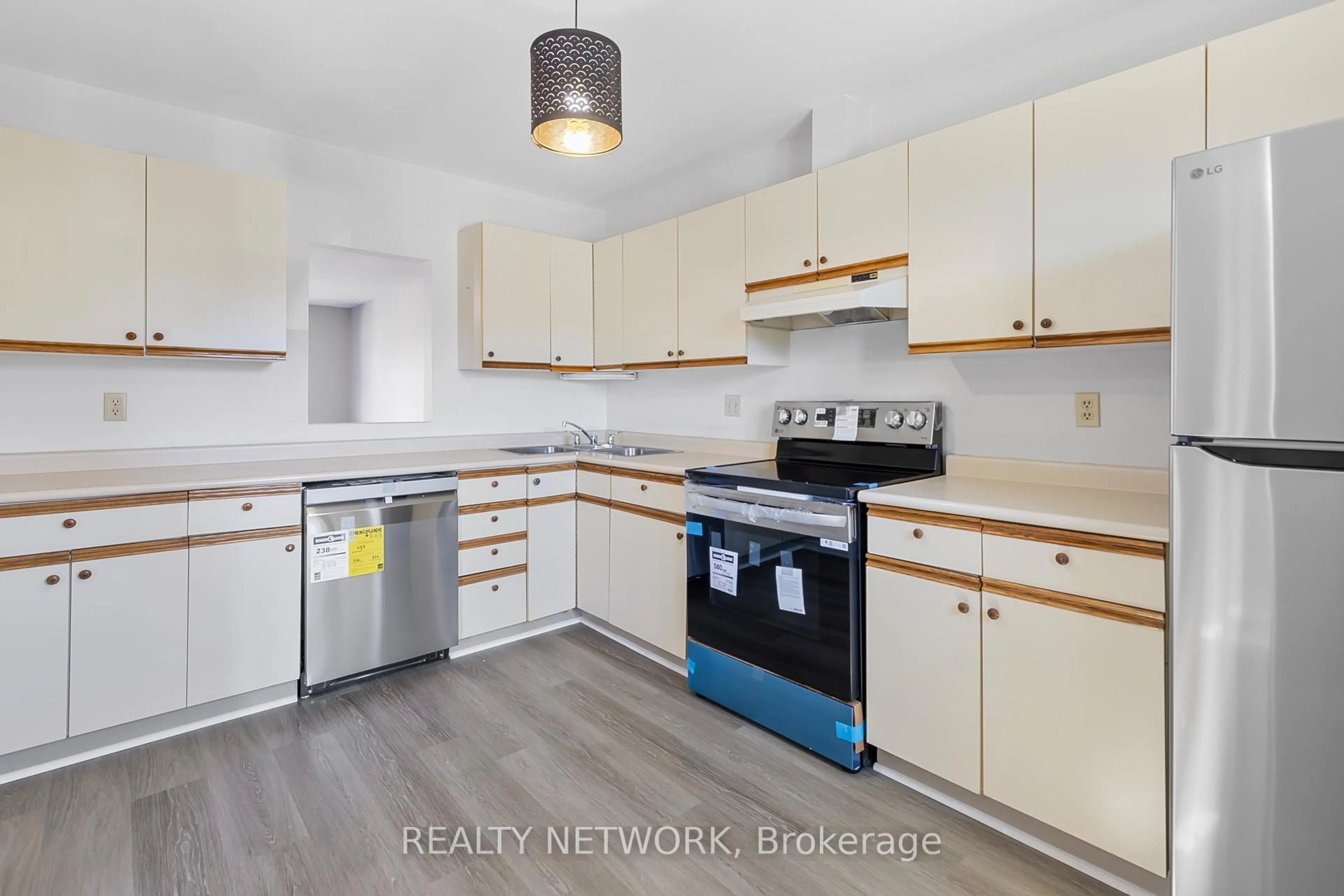 Standard kitchen, wood/laminate floor for 122 Bunting Rd #54, St. Catharines Ontario L2P 3X7