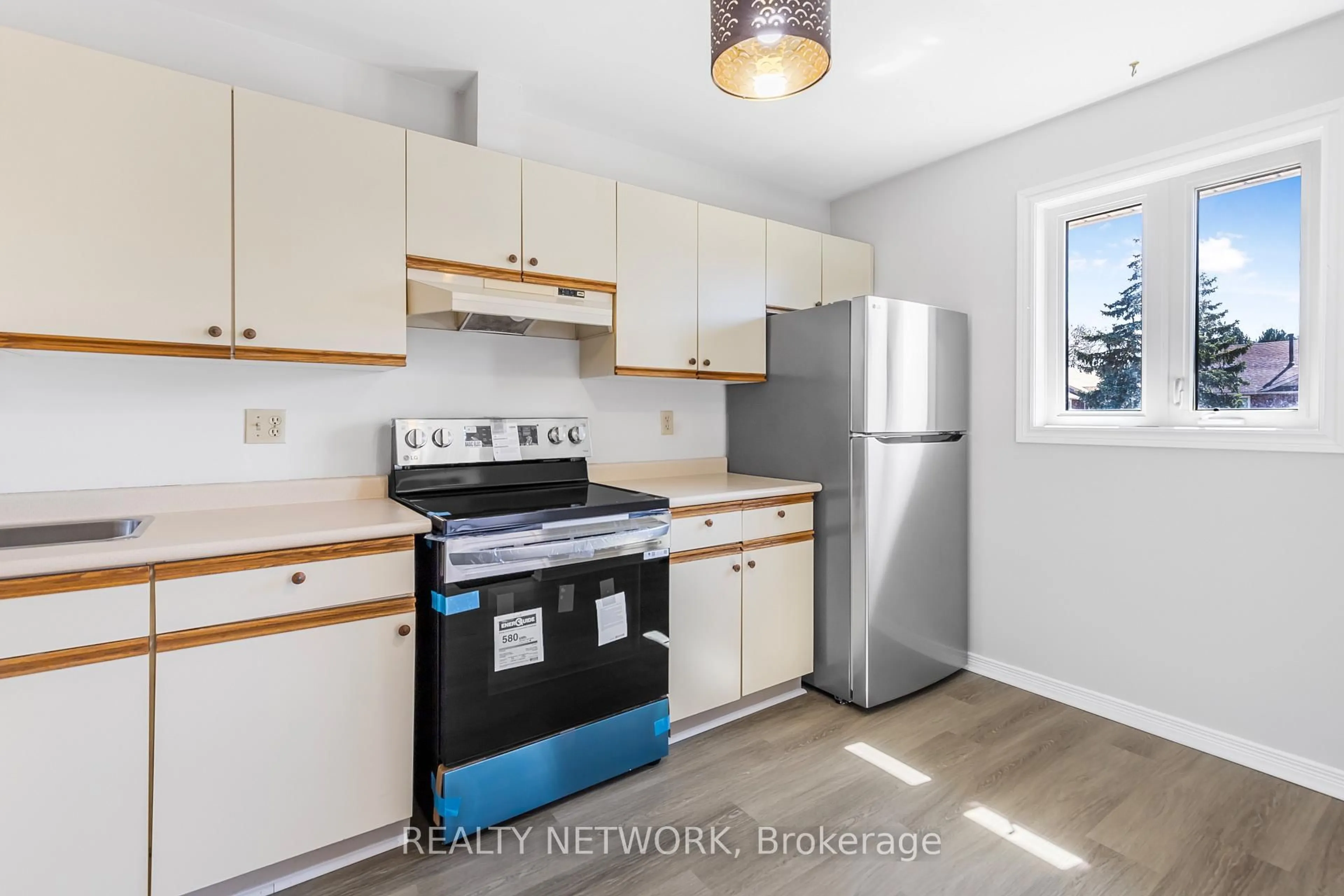 Standard kitchen, unknown for 122 Bunting Rd #54, St. Catharines Ontario L2P 3X7