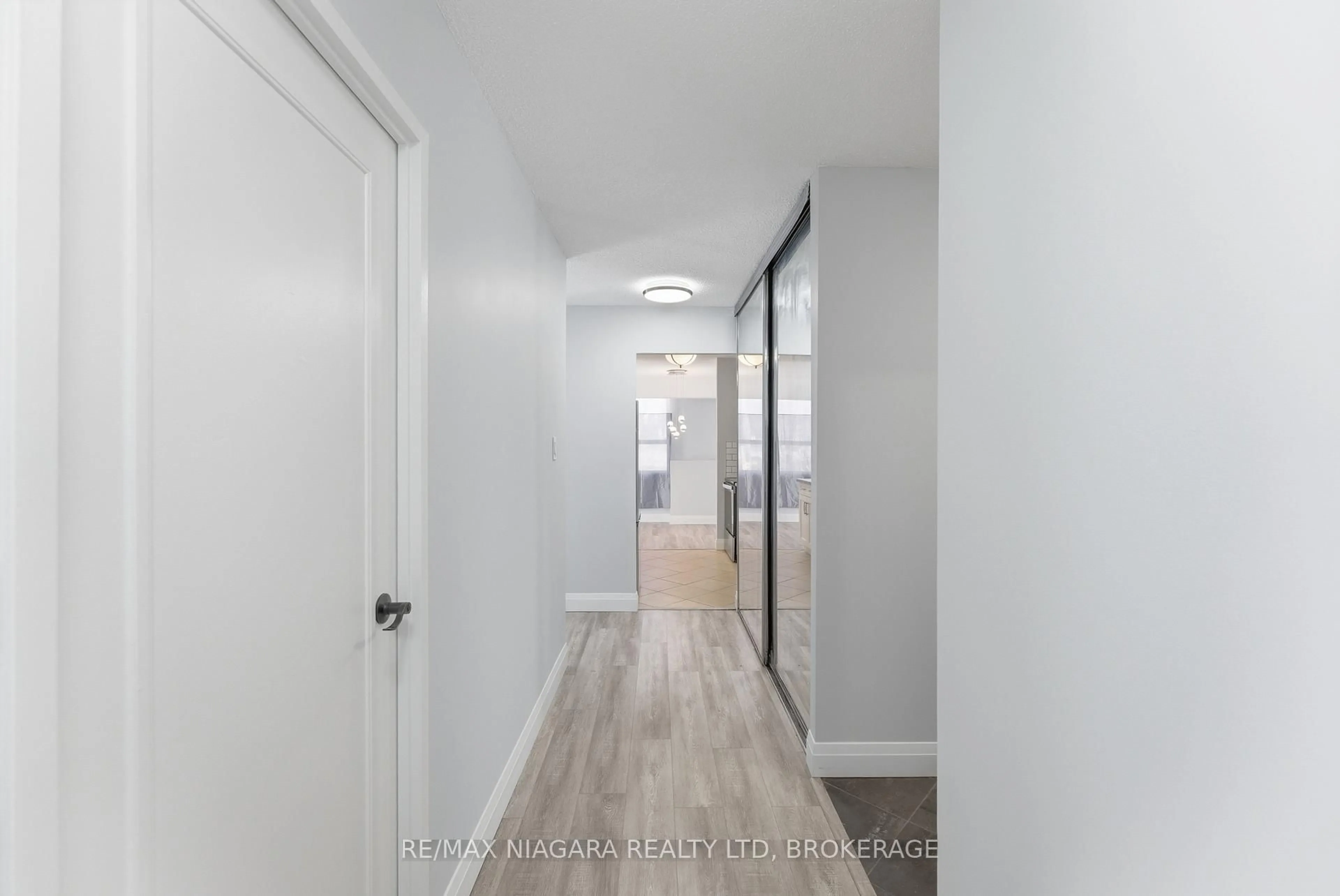 Indoor entryway for 7 GALE Cres #109, St. Catharines Ontario L2R 7M8