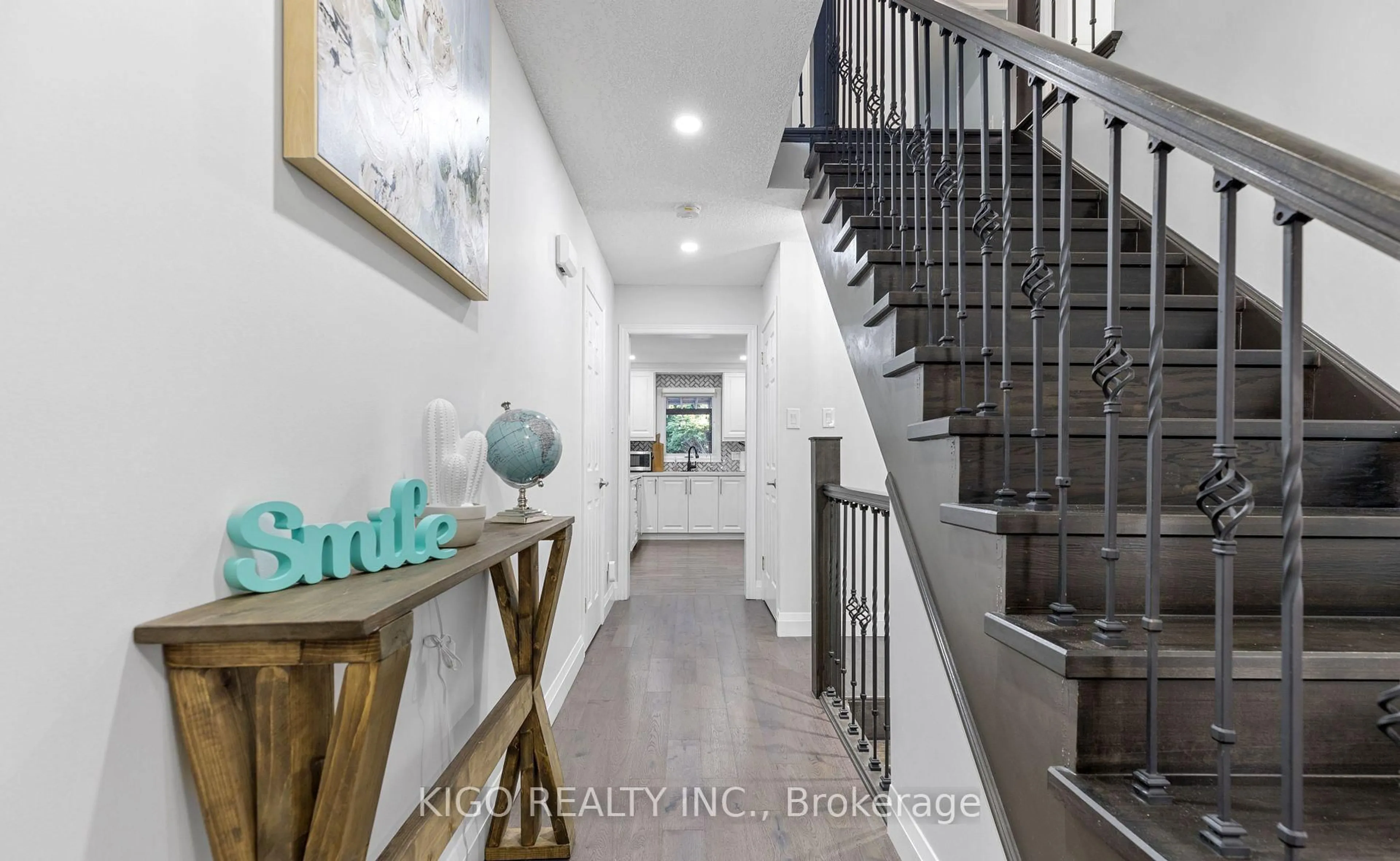 Indoor entryway for 167 SUNNYSIDE Dr, London North Ontario N5X 3P7