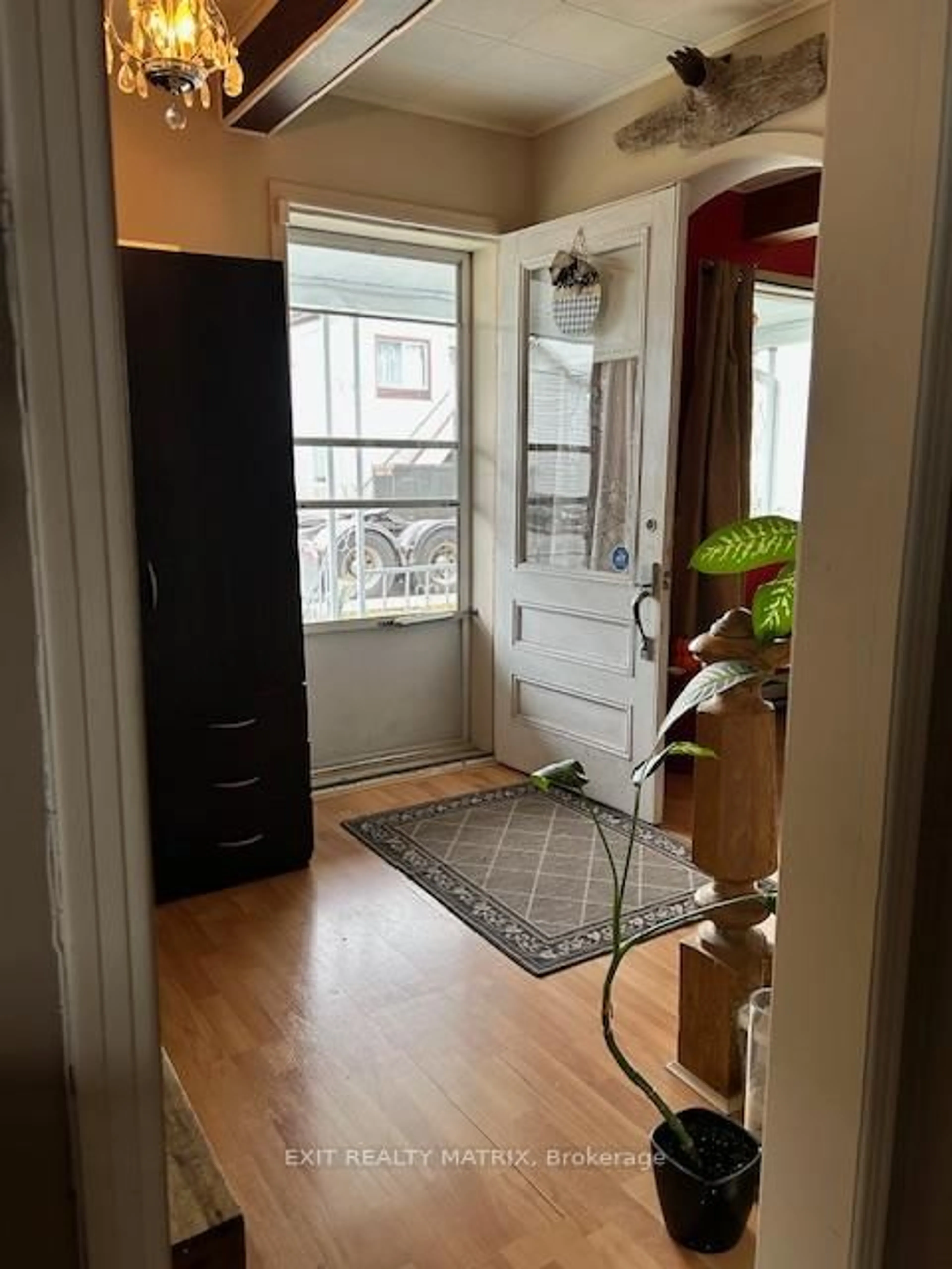 Indoor entryway for 376 Telegraph Rd, Alfred and Plantagenet Ontario K0B 1A0