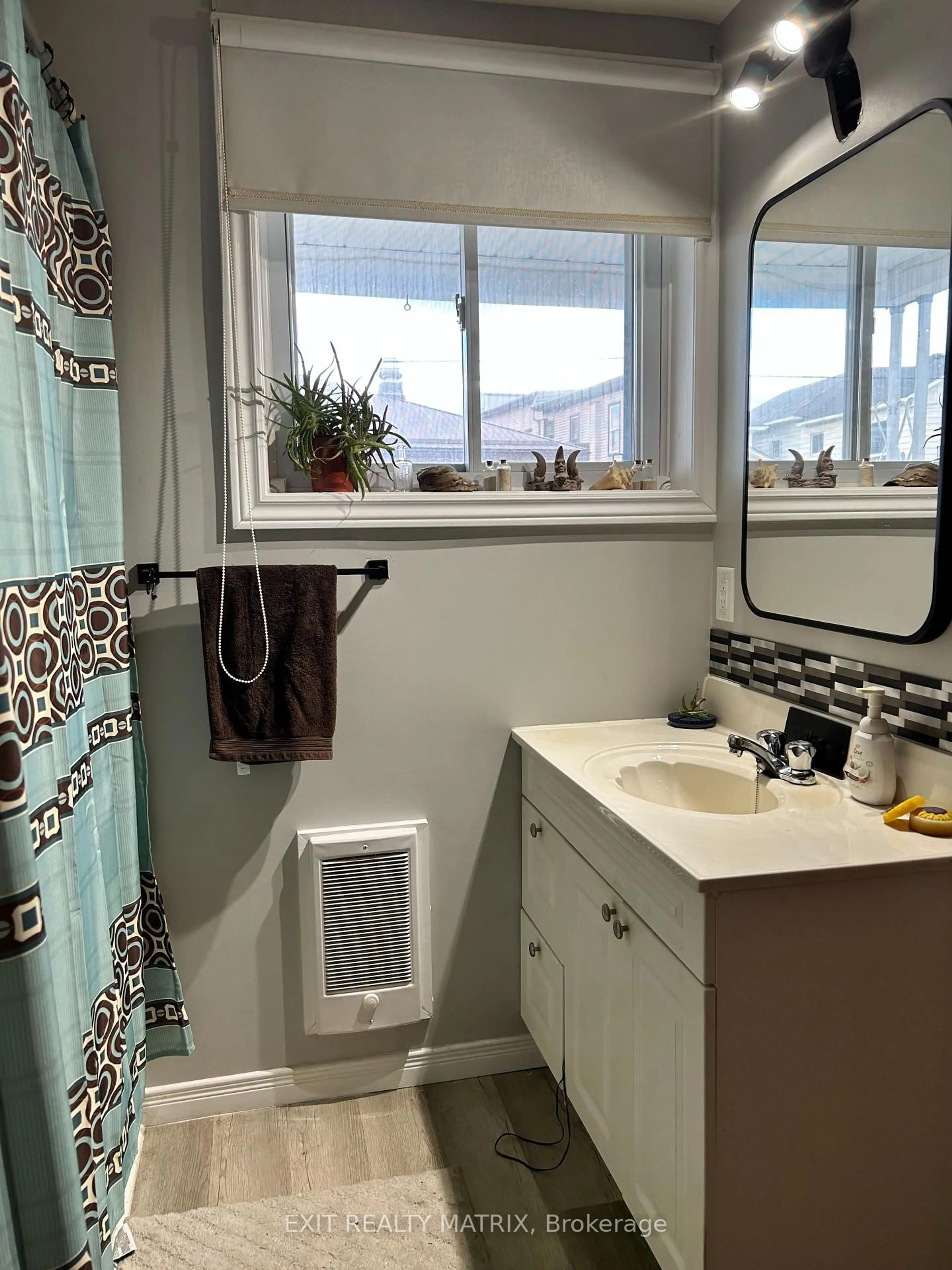 Standard bathroom, ceramic/tile floor for 376 Telegraph Rd, Alfred and Plantagenet Ontario K0B 1A0