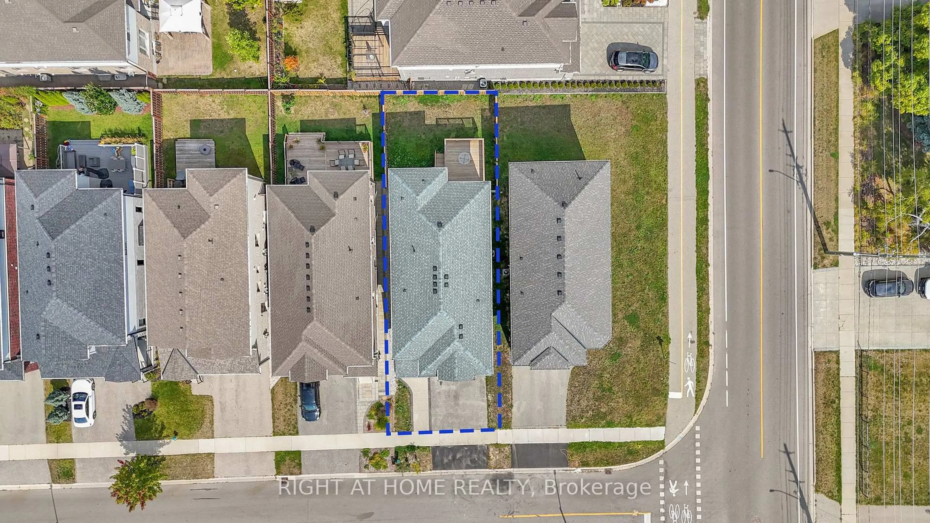 A pic from outside/outdoor area/front of a property/back of a property/a pic from drone, street for 321 Carriage Way, Waterloo Ontario N2K 0C2