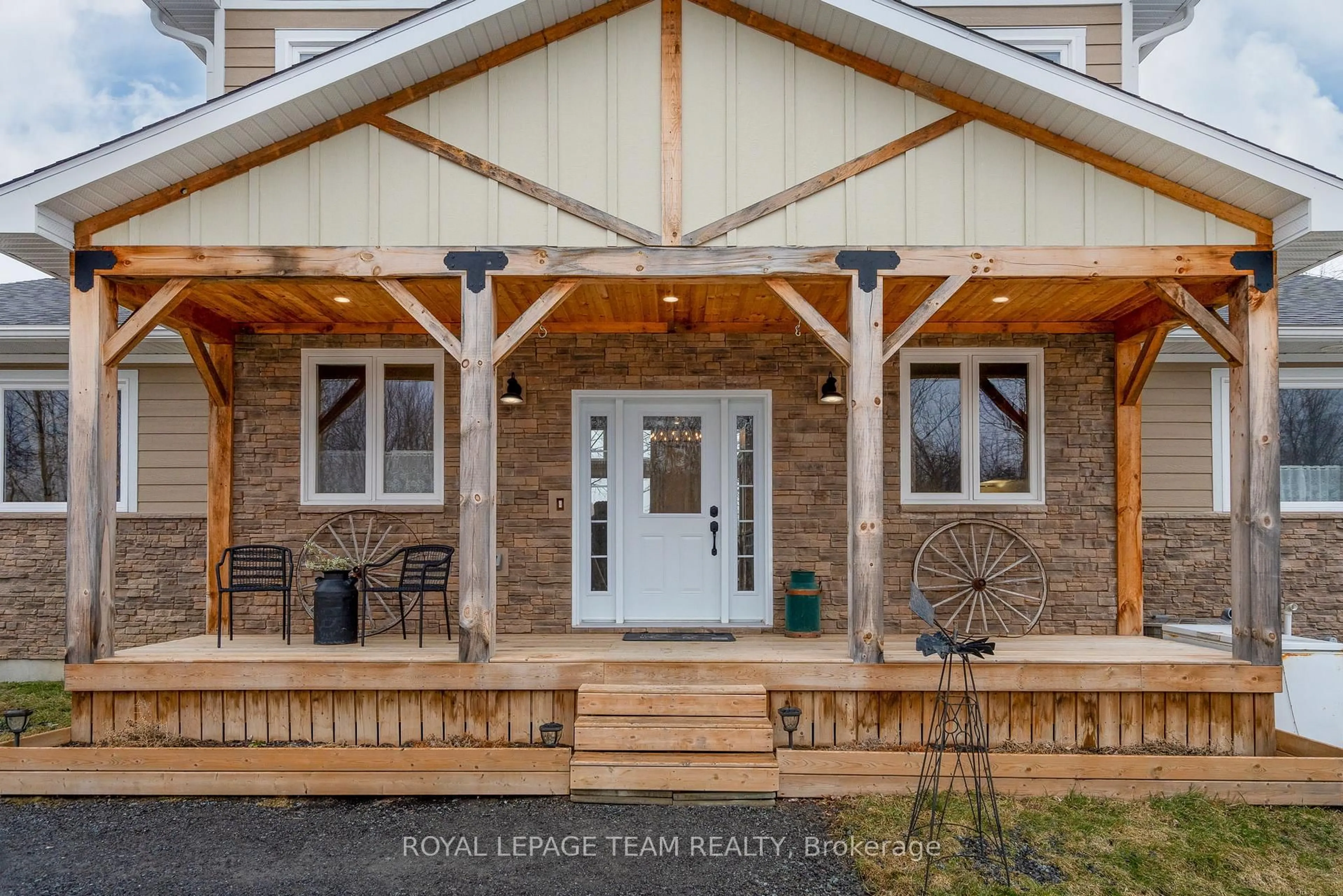 Indoor entryway for 691 Rideau River Rd, Merrickville Ontario K0G 1N0