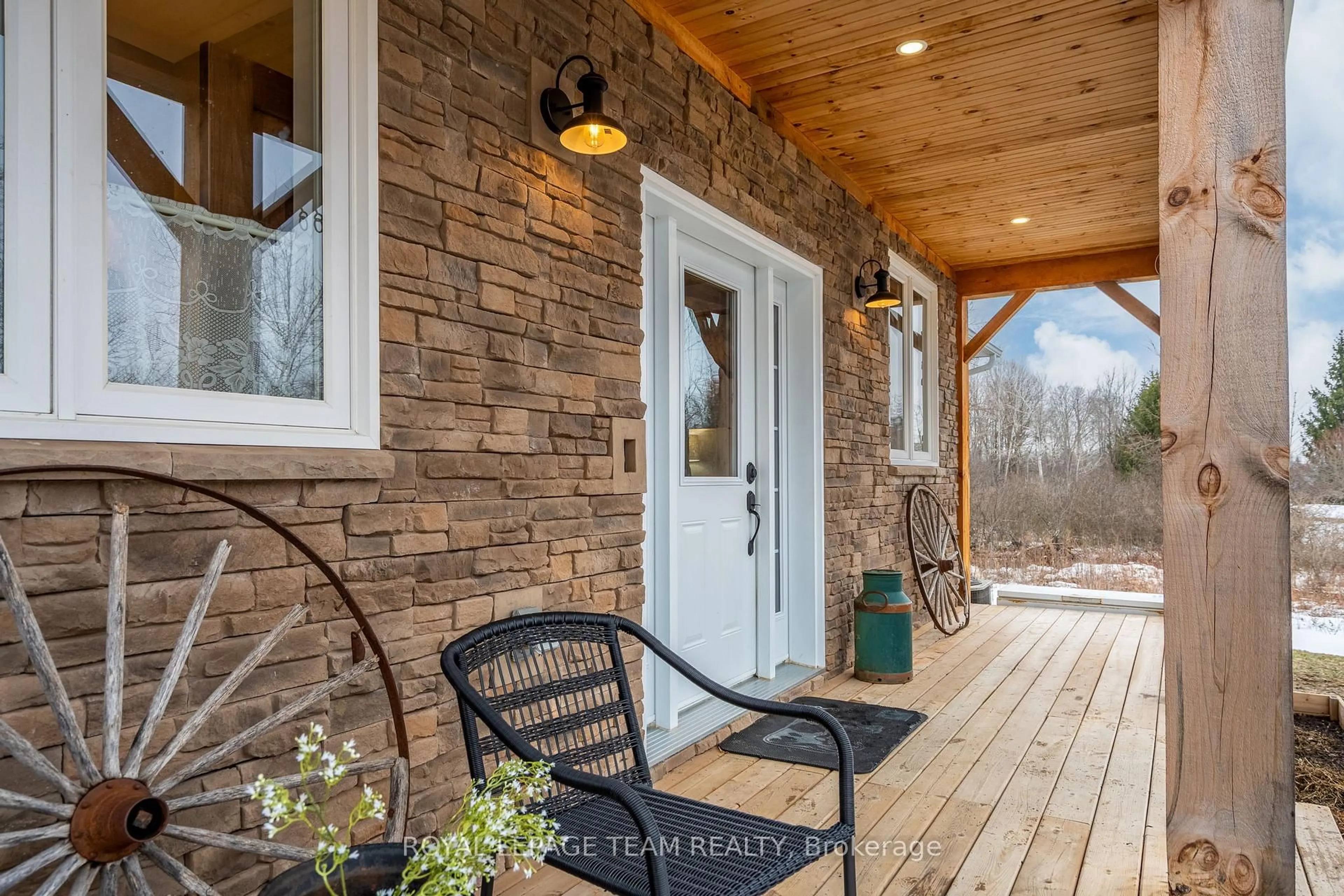 Indoor entryway for 691 Rideau River Rd, Merrickville Ontario K0G 1N0