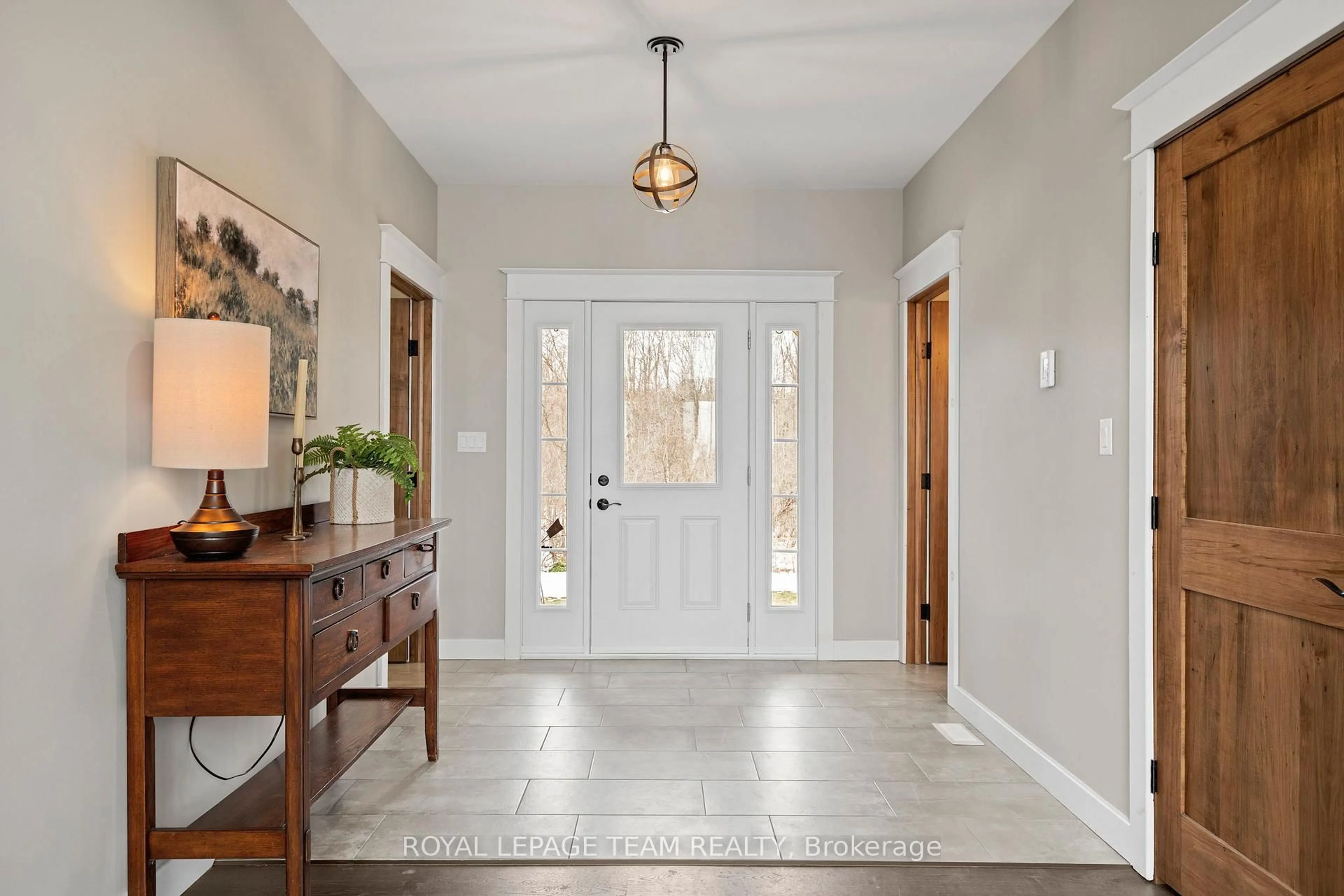 Indoor entryway for 691 Rideau River Rd, Merrickville Ontario K0G 1N0