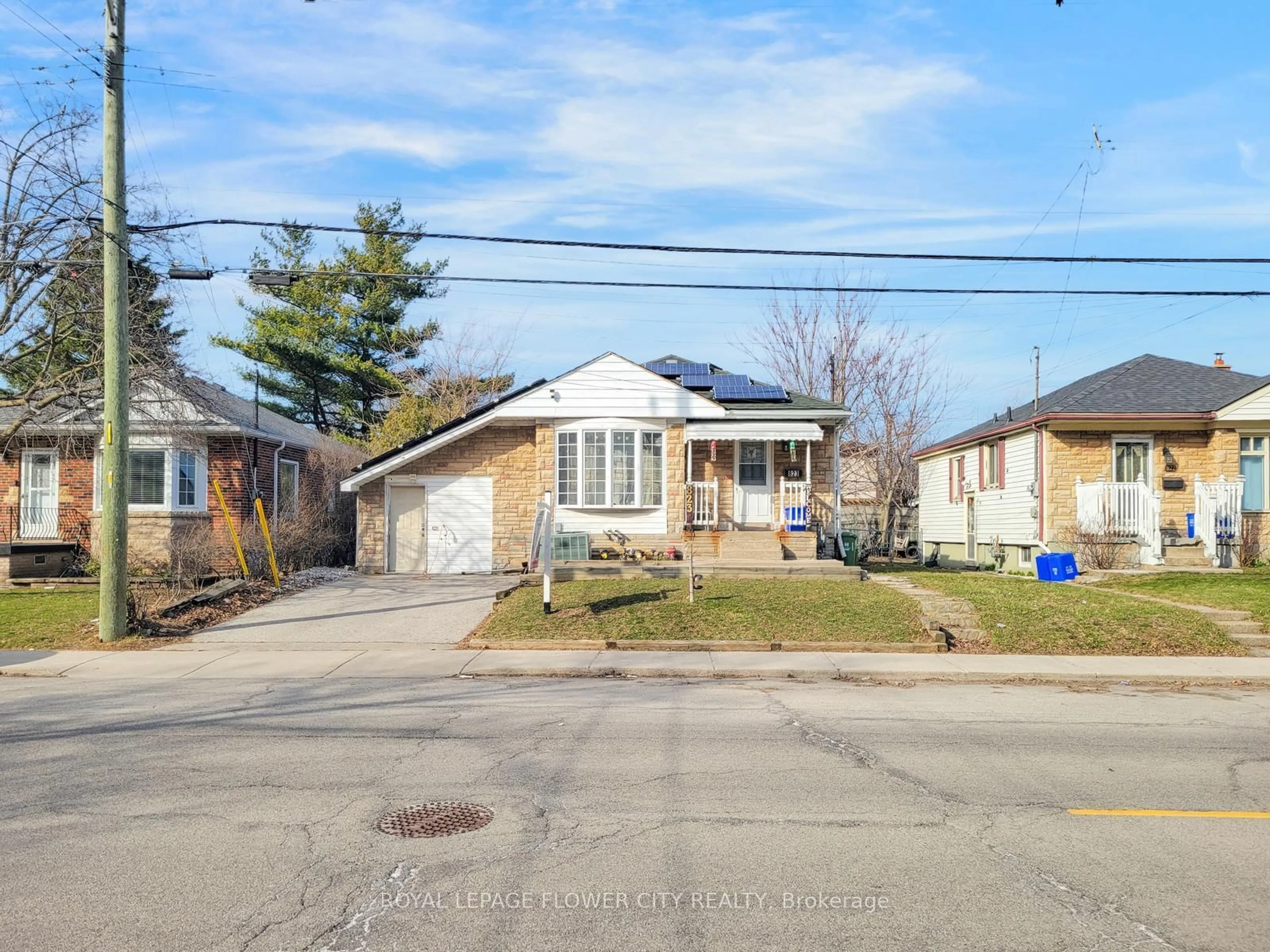 A pic from outside/outdoor area/front of a property/back of a property/a pic from drone, street for 823 Queensdale Ave, Hamilton Ontario L8V 1M7