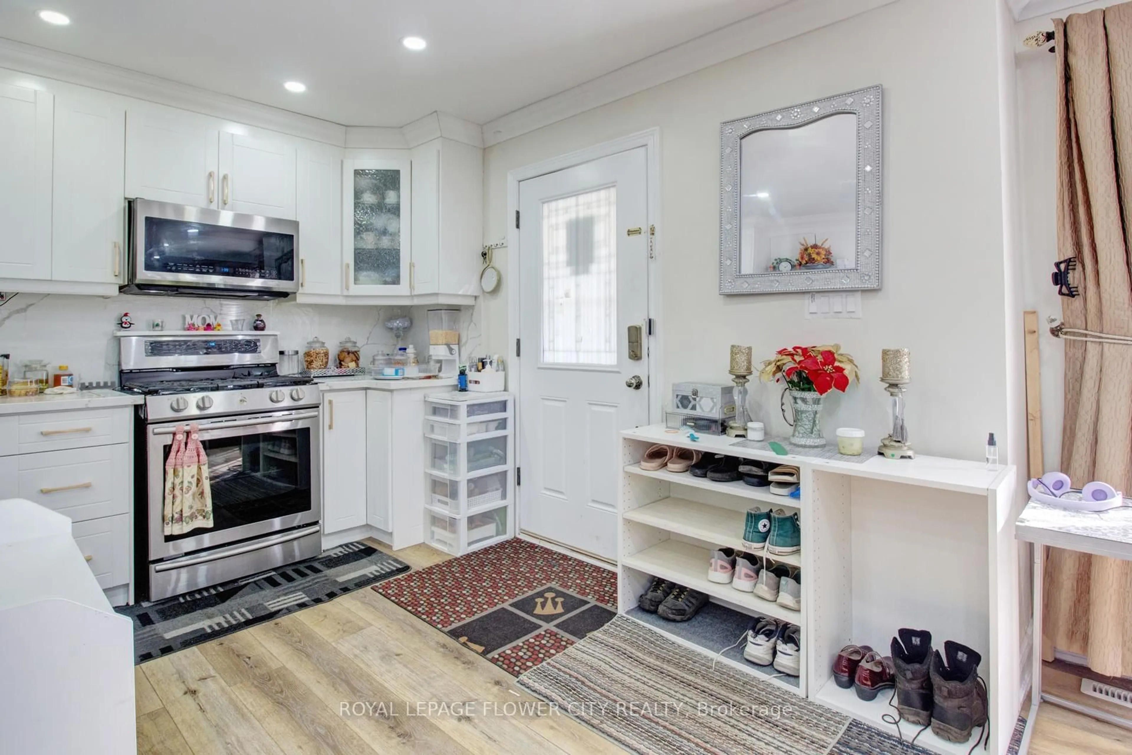 Open concept kitchen, ceramic/tile floor for 823 Queensdale Ave, Hamilton Ontario L8V 1M7