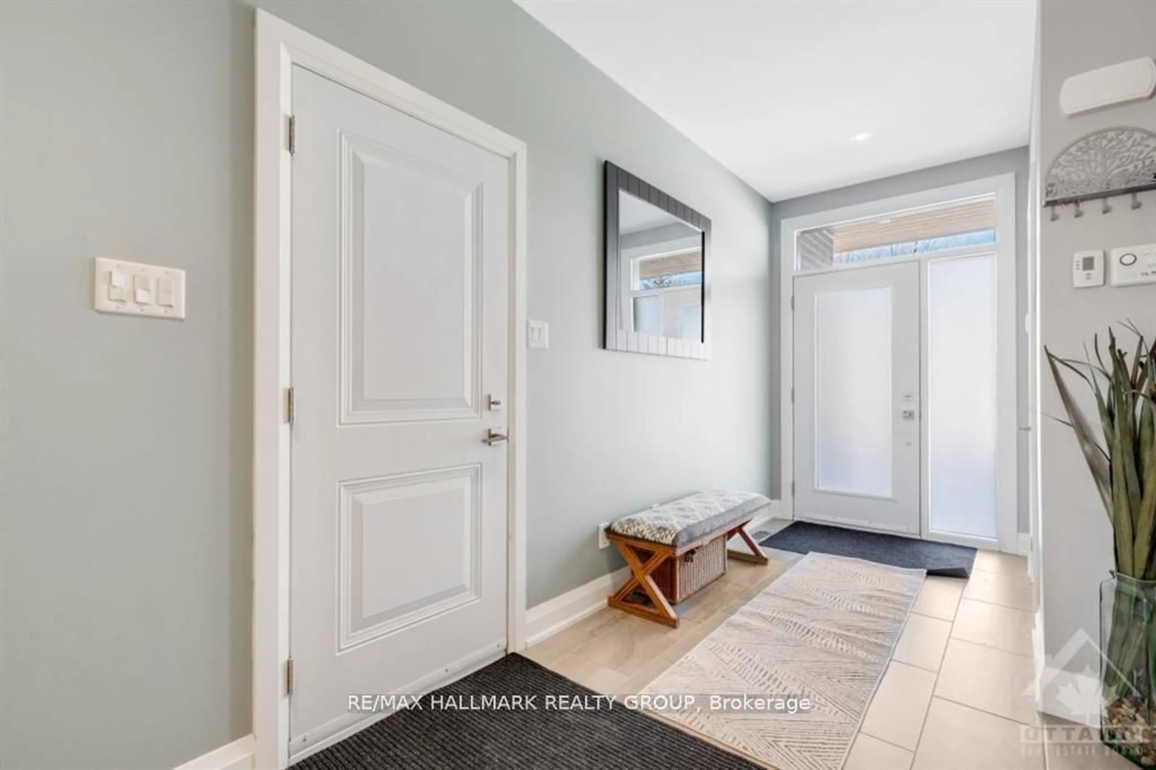Indoor entryway for 250 Richardson Ave, Ottawa Ontario K2B 5G6