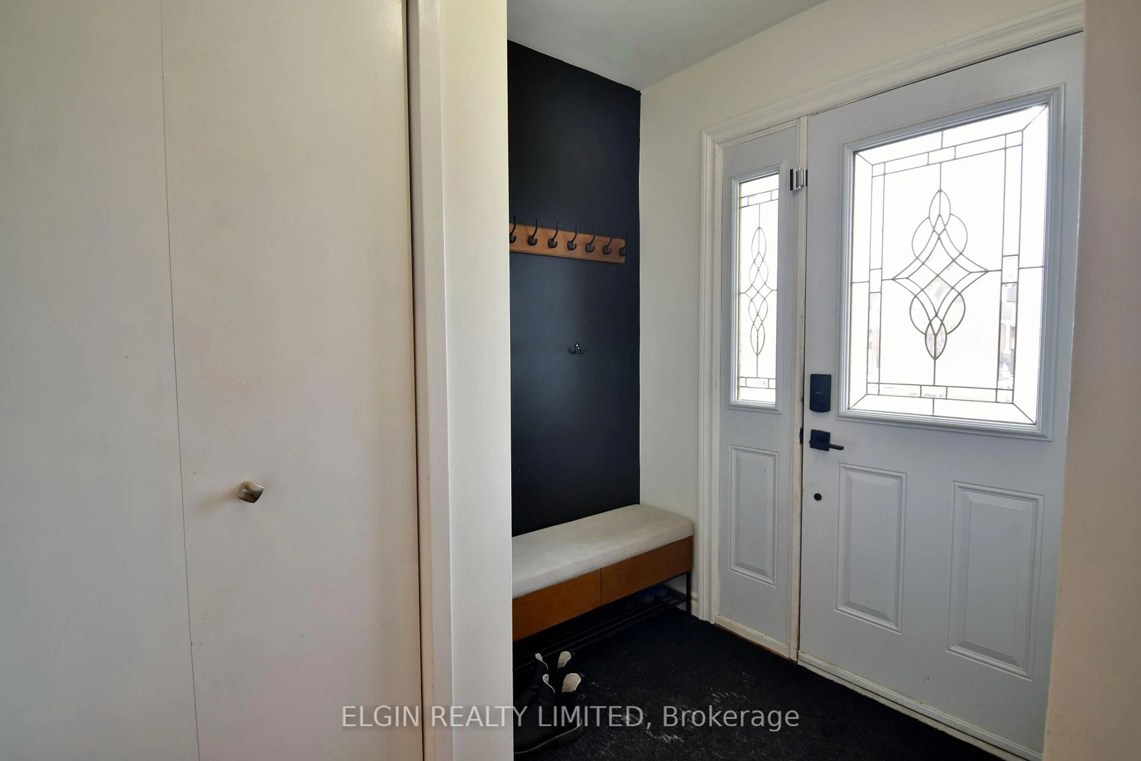 Indoor entryway for 24 Dyer St, St. Thomas Ontario N5R 5K3