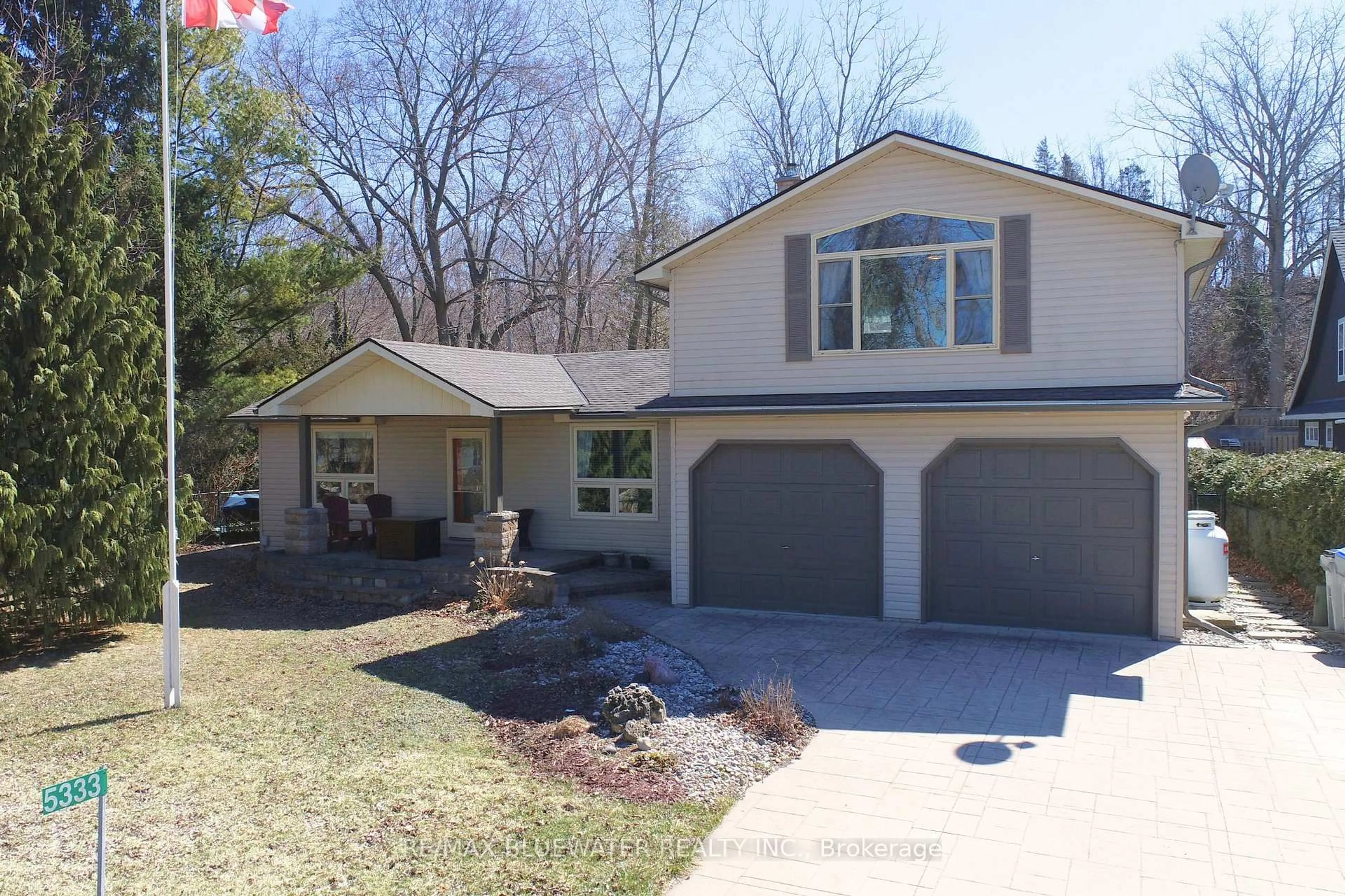 Home with vinyl exterior material, street for 5333 Broadview Ave, Lambton Shores Ontario N0N 1J7