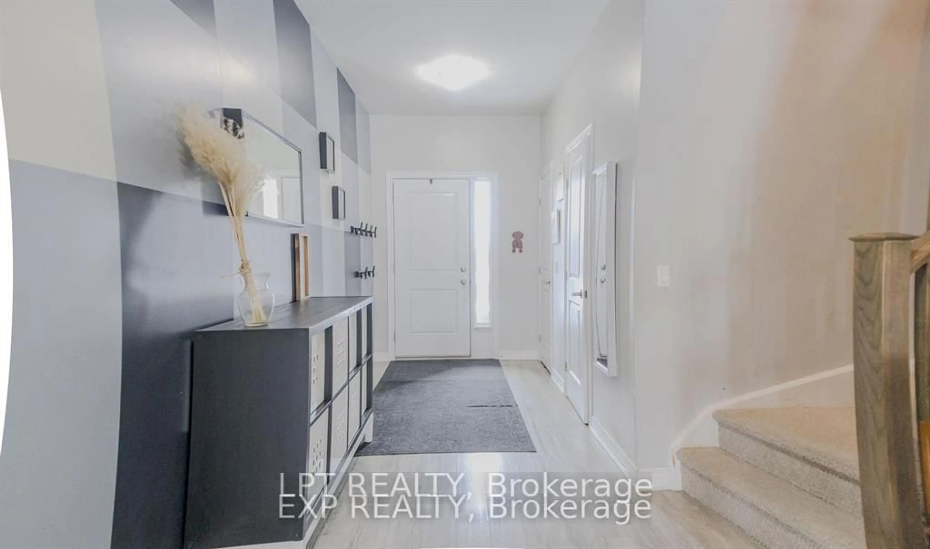 Indoor entryway for 77 Diana Ave #67, Brantford Ontario N3T 0R6