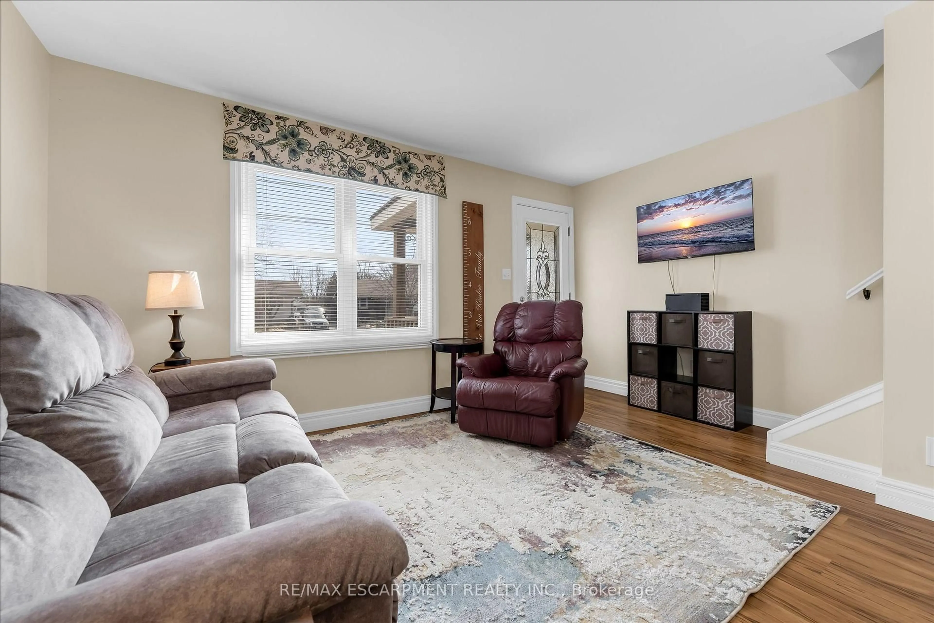 Living room with furniture, unknown for 3924 Fletcher Ave, Lincoln Ontario L0R 2C0