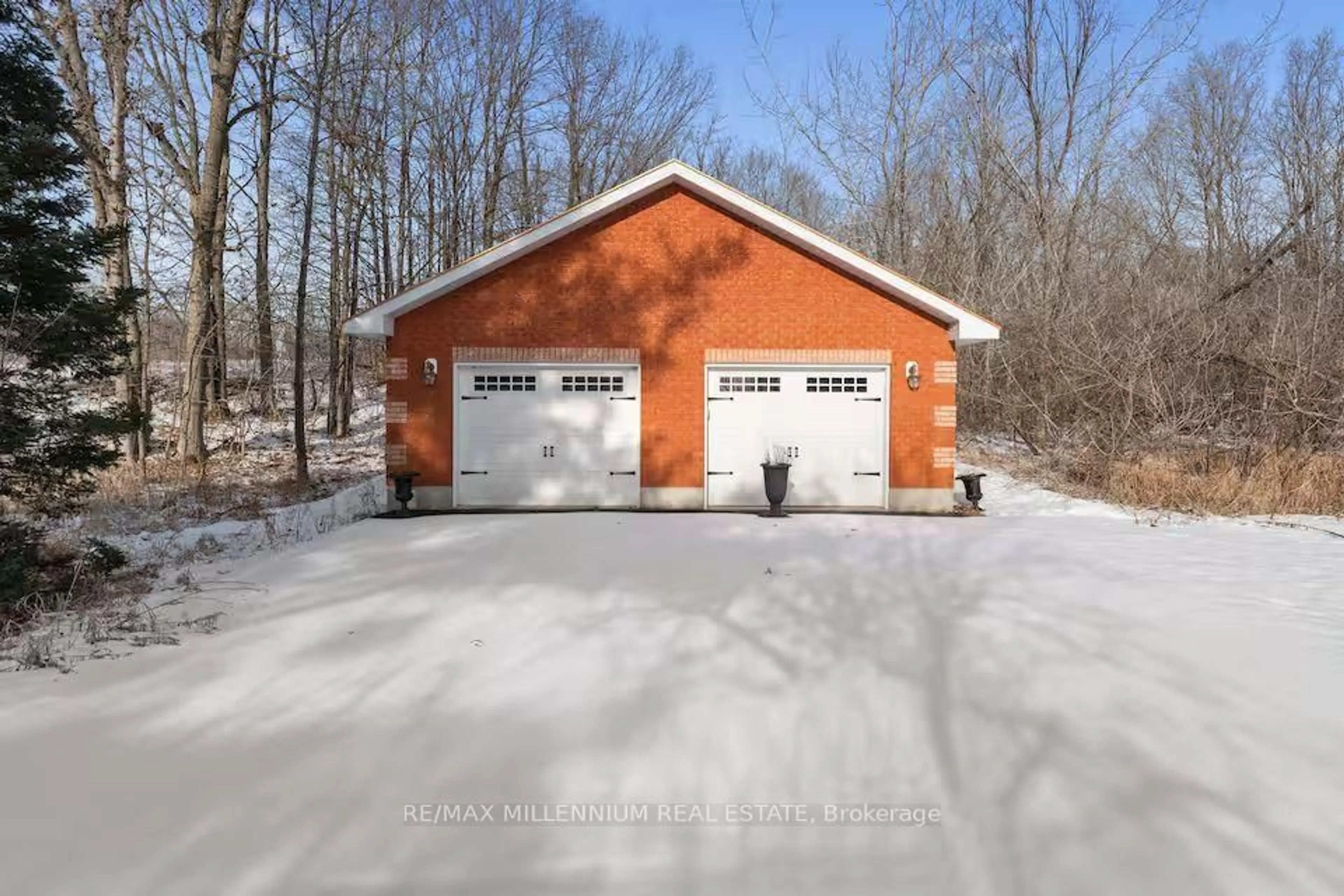 Indoor garage for 13382 Highway 38, Sharbot Lake Ontario K0H 2P0