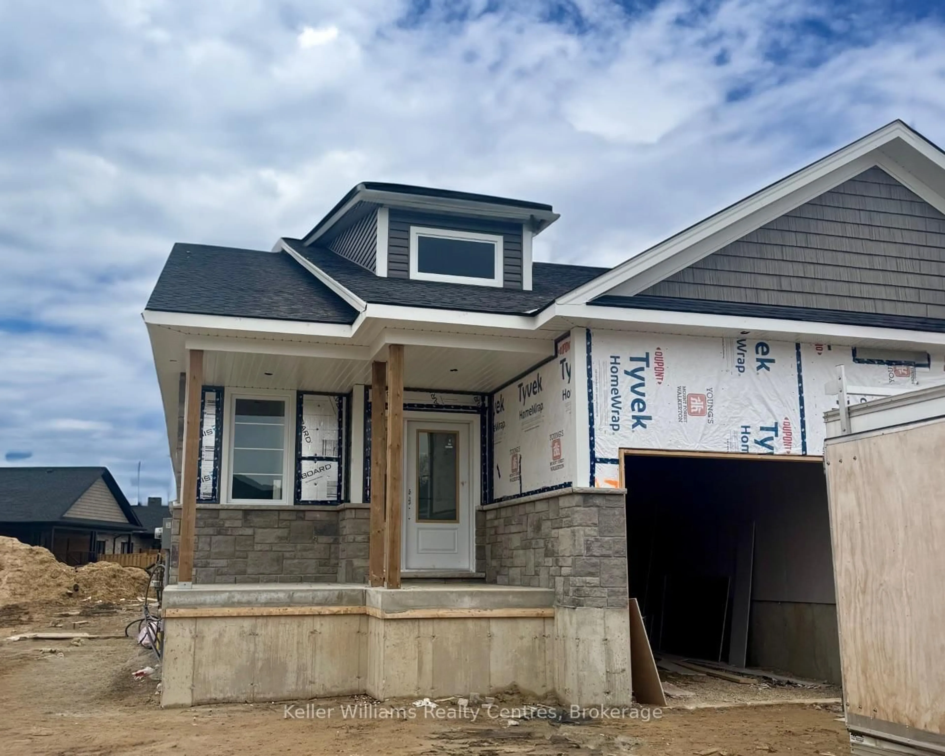Home with vinyl exterior material, building for 836 22nd Avenue A, Hanover Ontario N4N 0C6