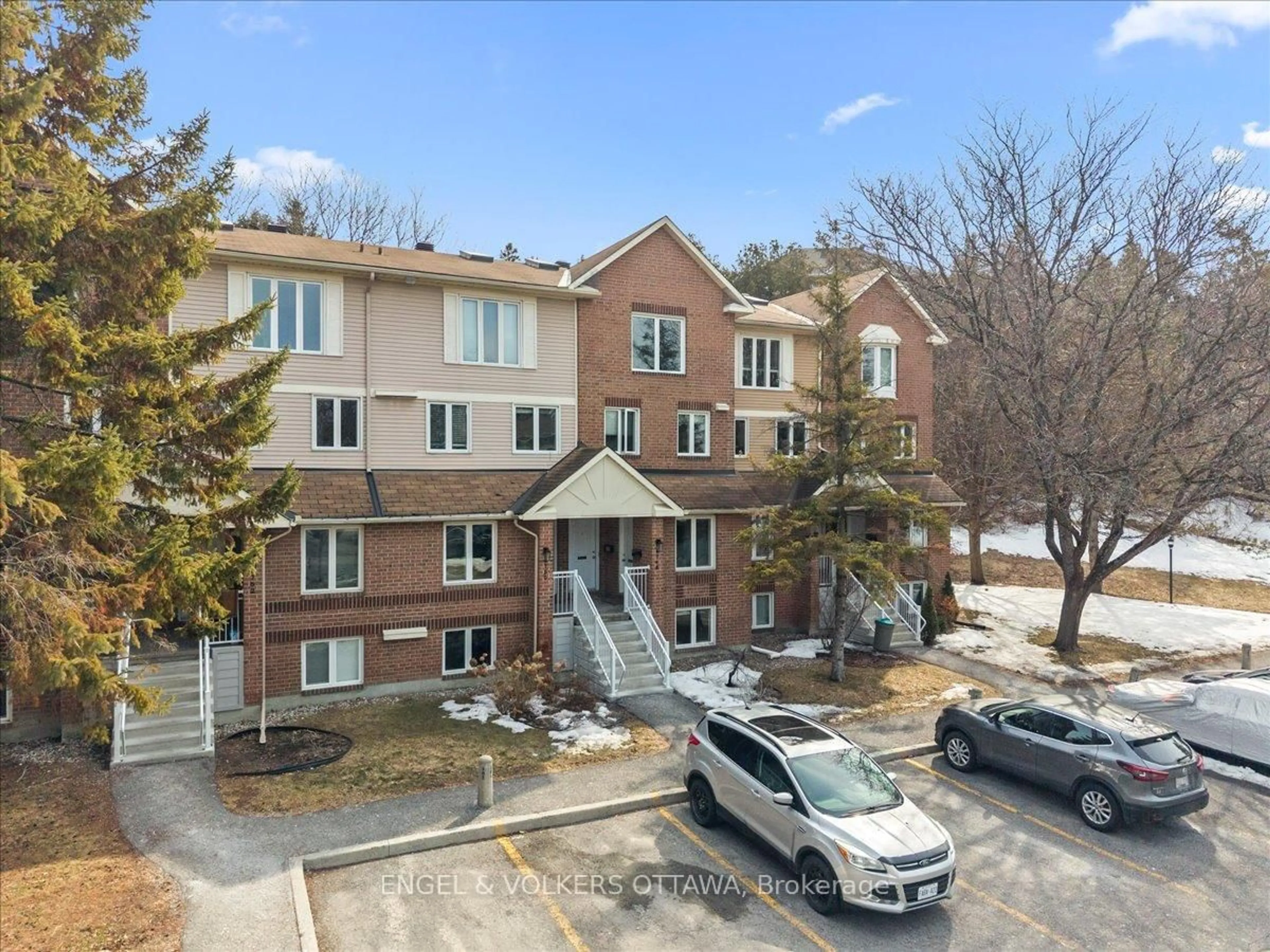 A pic from outside/outdoor area/front of a property/back of a property/a pic from drone, unknown for 6748 Jeanne D'arc Blvd #A, Ottawa Ontario K1C 6E9