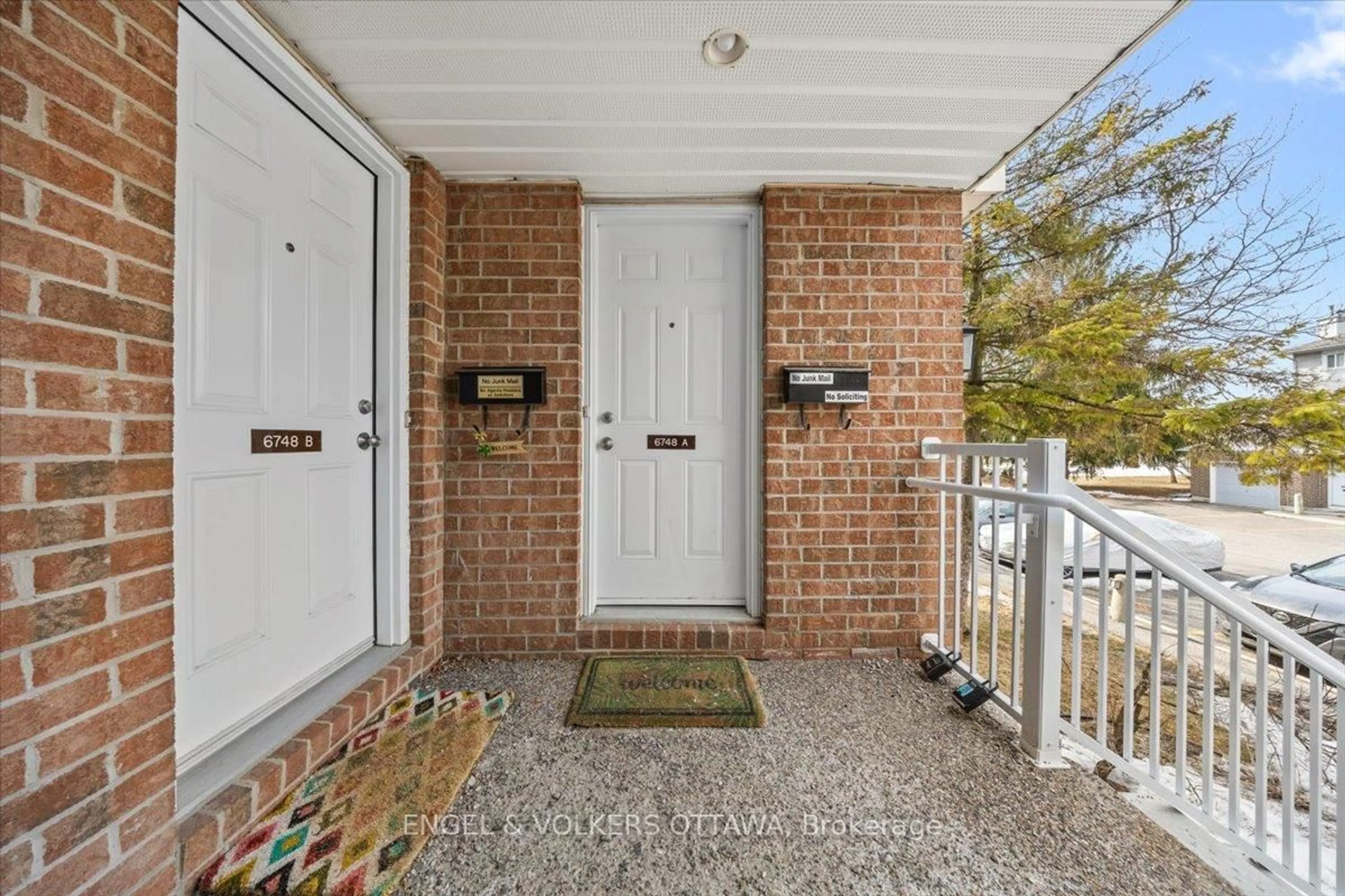 Indoor entryway for 6748 Jeanne D'arc Blvd #A, Ottawa Ontario K1C 6E9