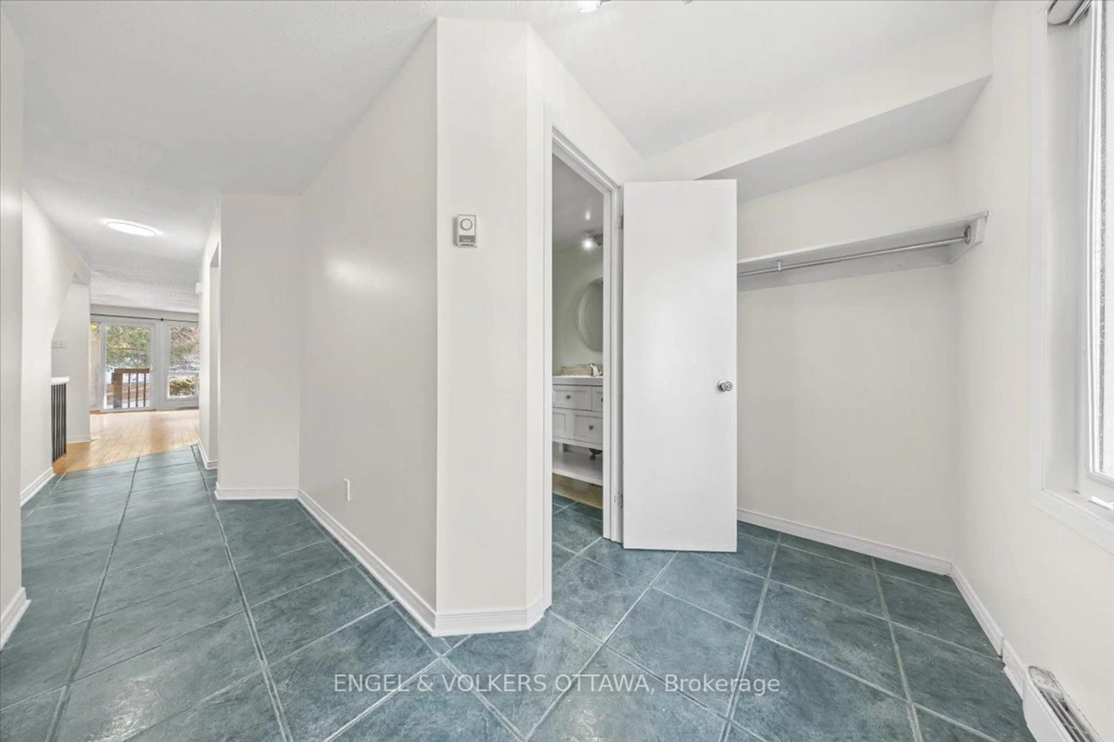 Indoor entryway for 6748 Jeanne D'arc Blvd #A, Ottawa Ontario K1C 6E9