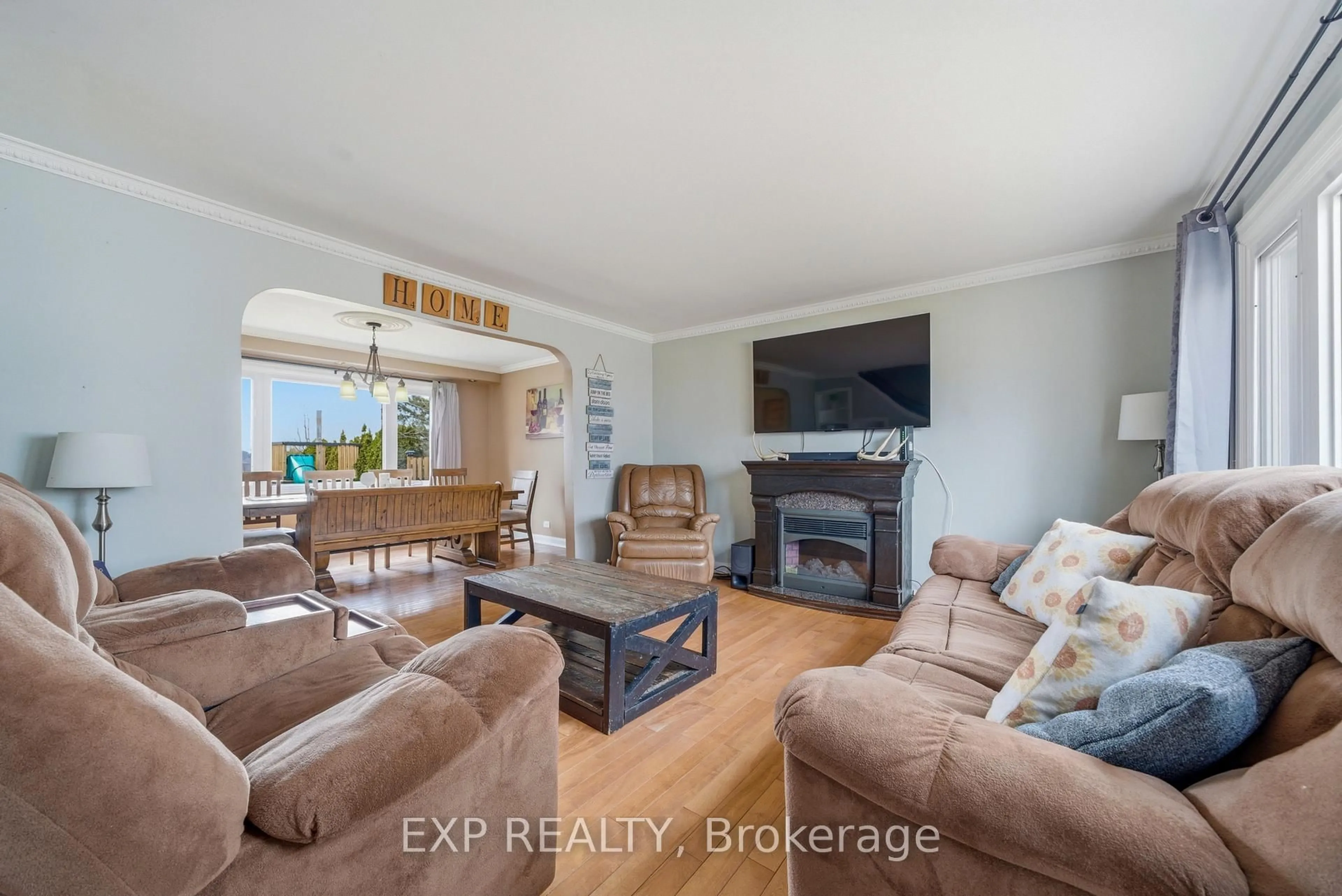 Living room with furniture, unknown for 10 Valleyview Cres, Belleville Ontario K8P 3G1