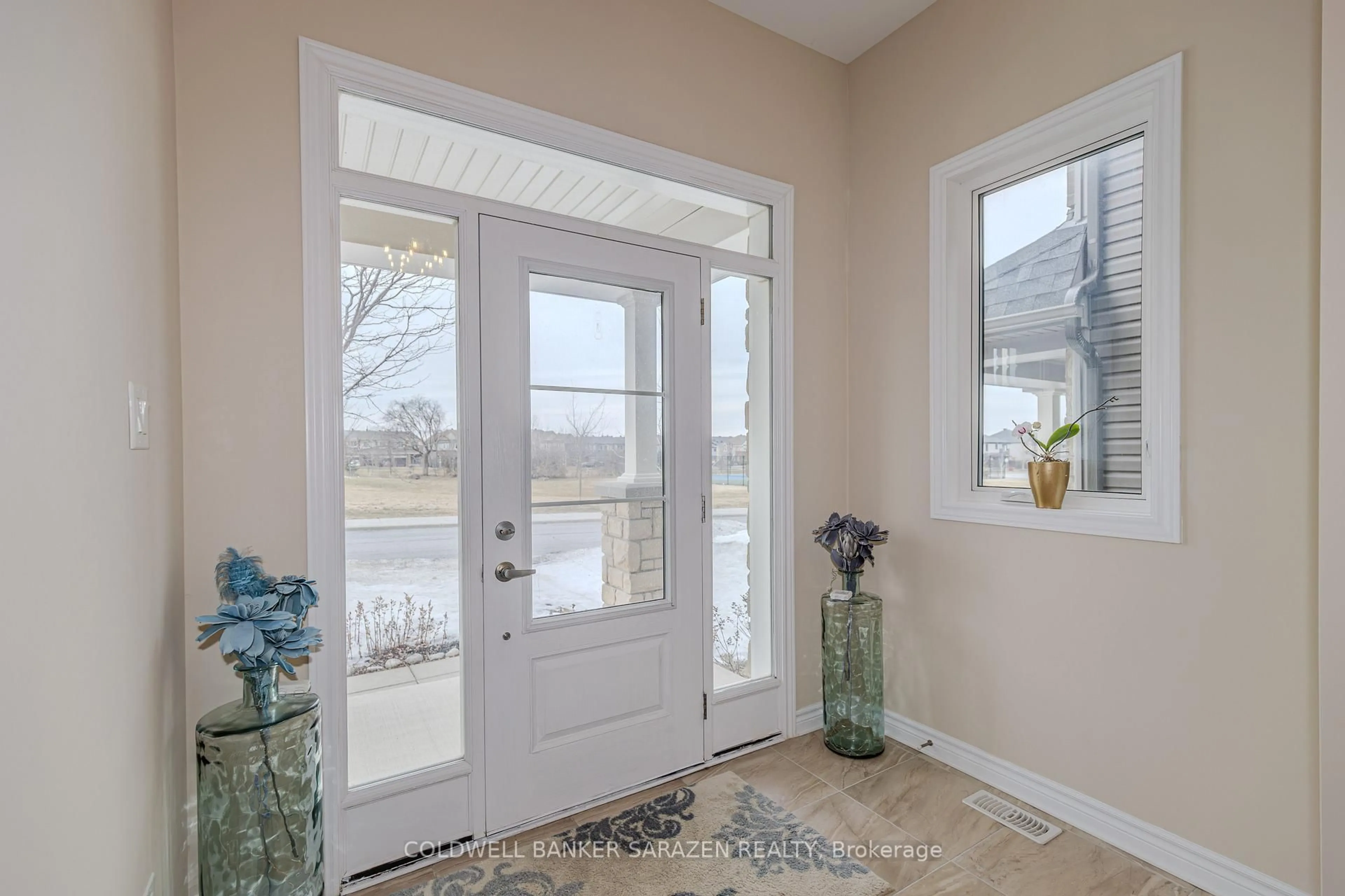 Indoor entryway for 942 Guinness Cres, Ottawa Ontario K2C 3H2