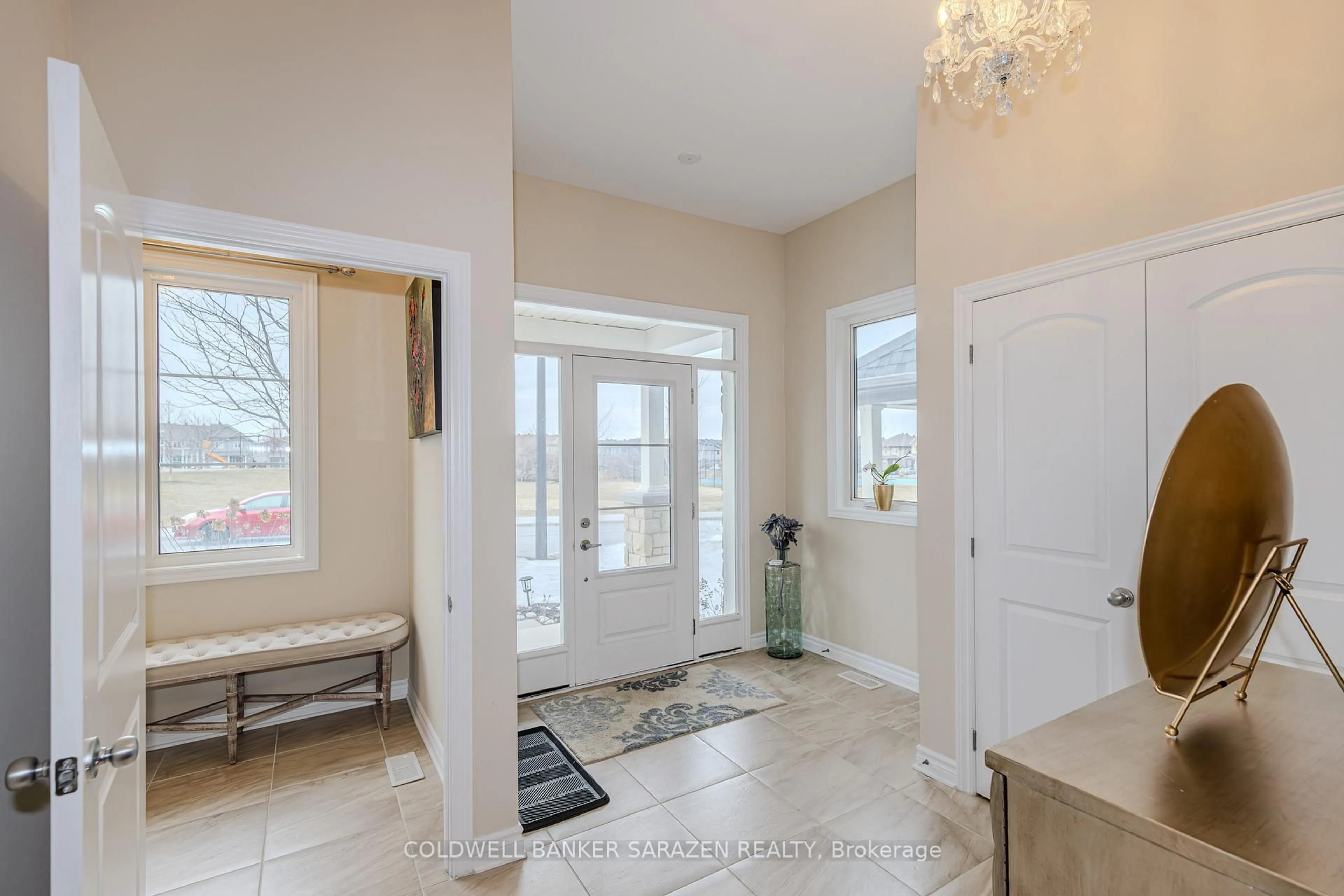 Indoor entryway for 942 Guinness Cres, Ottawa Ontario K2C 3H2