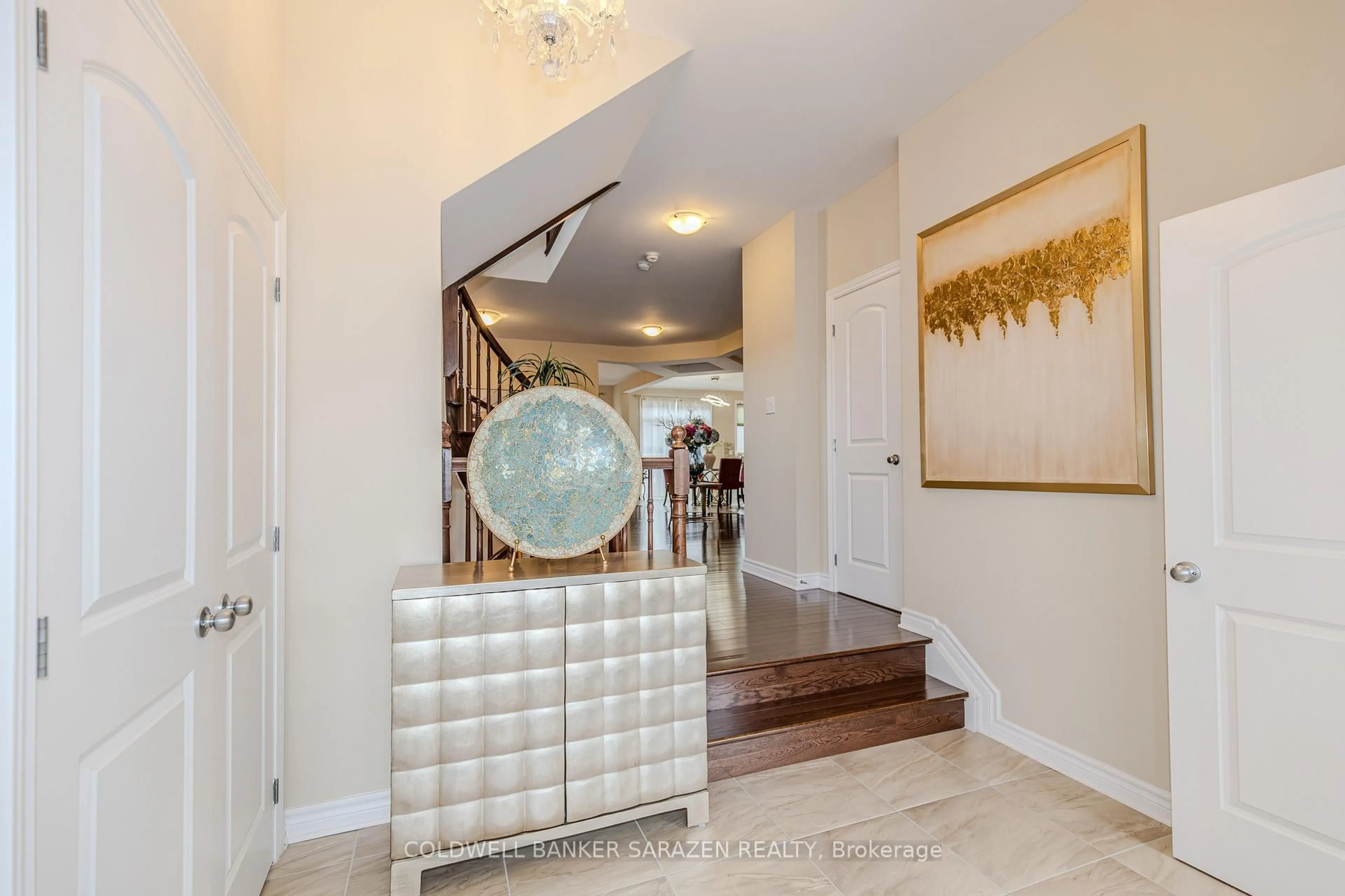 Indoor entryway for 942 Guinness Cres, Ottawa Ontario K2C 3H2