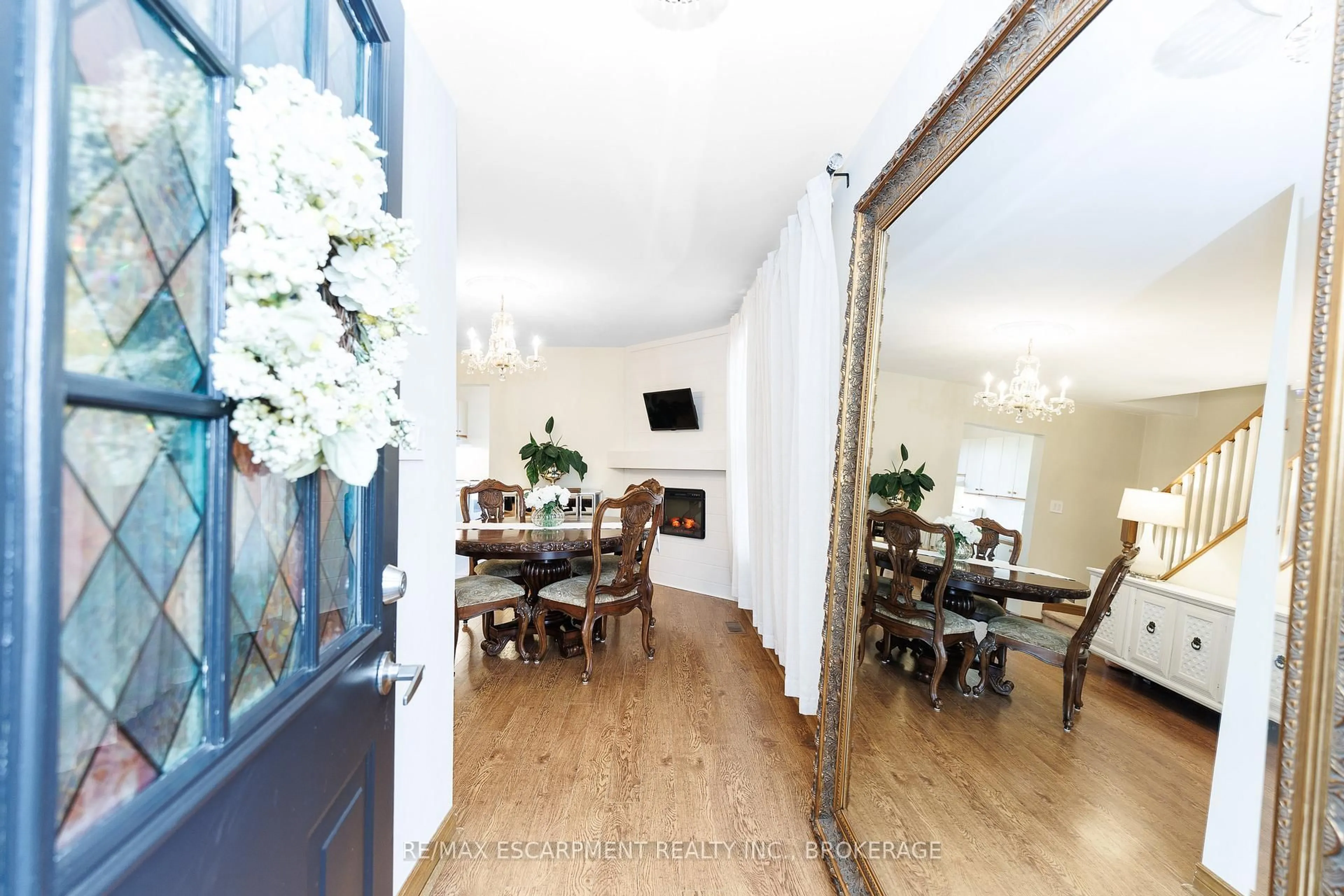 Dining room, wood/laminate floor for 312 Clarence St, Port Colborne Ontario L3K 3G8