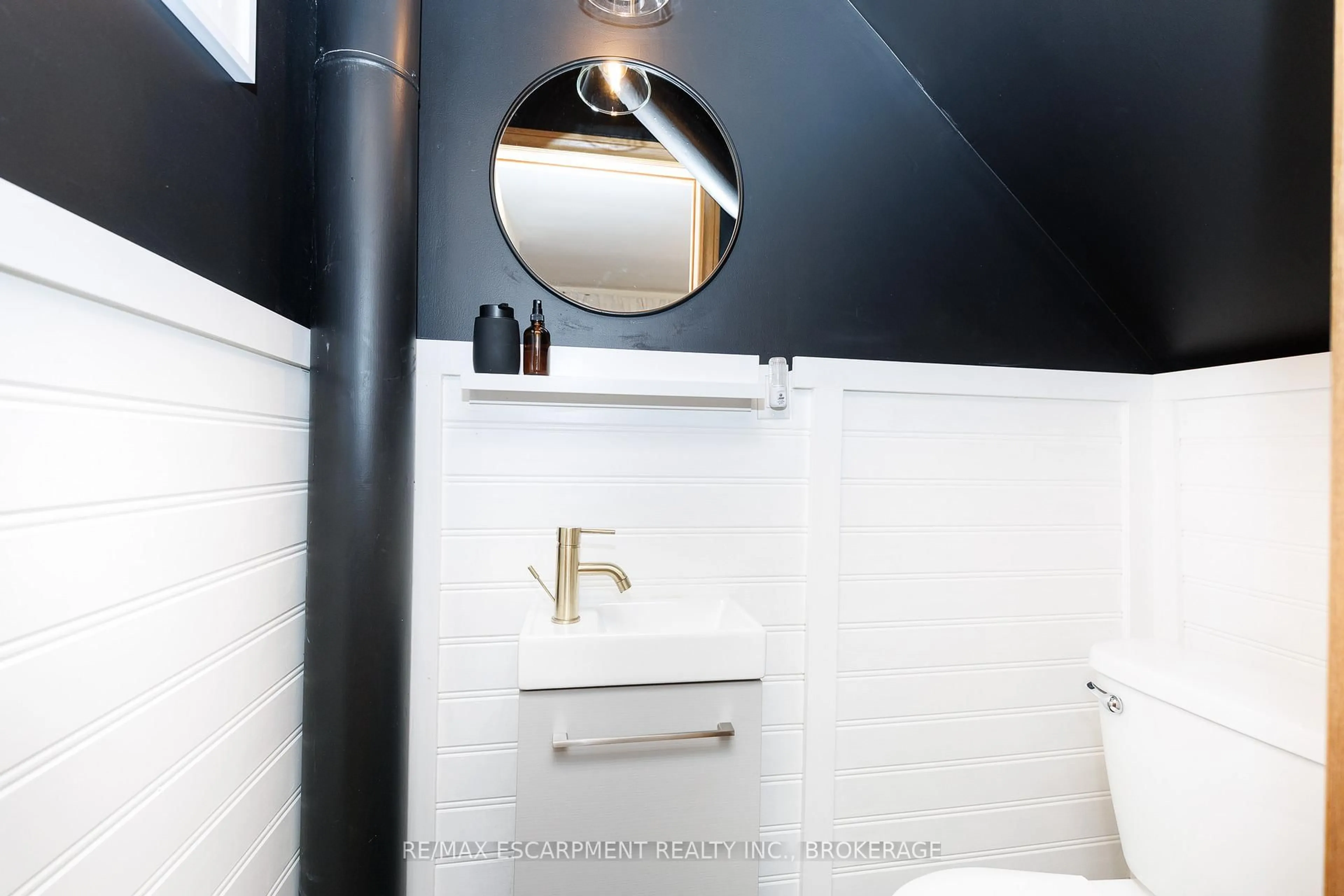 Contemporary bathroom, ceramic/tile floor for 312 Clarence St, Port Colborne Ontario L3K 3G8