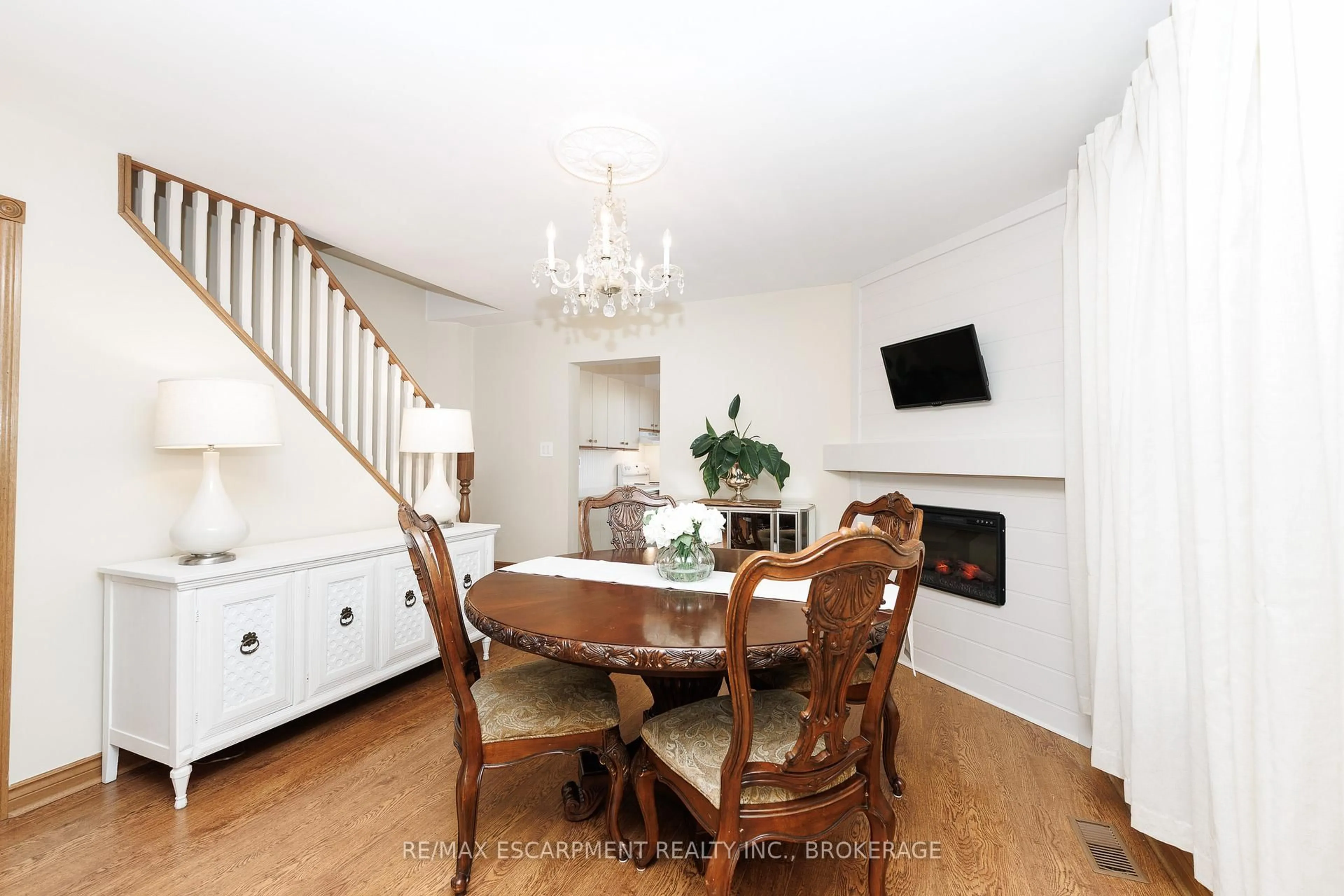 Dining room, wood/laminate floor for 312 Clarence St, Port Colborne Ontario L3K 3G8
