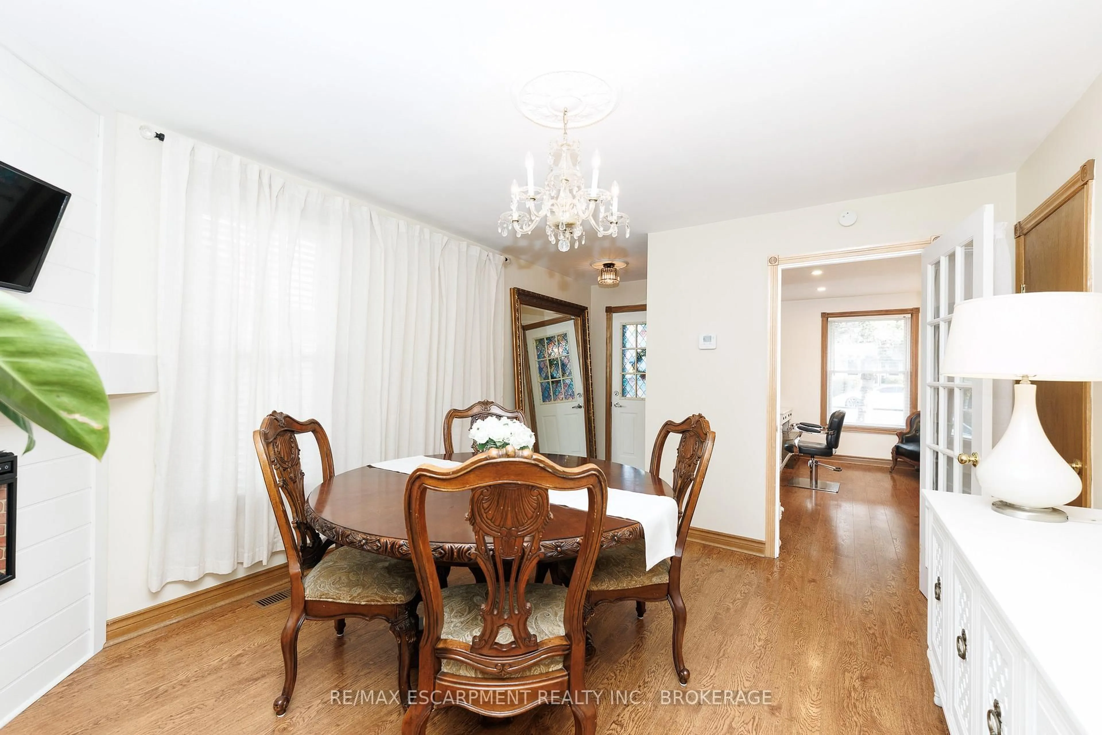 Dining room, wood/laminate floor for 312 Clarence St, Port Colborne Ontario L3K 3G8