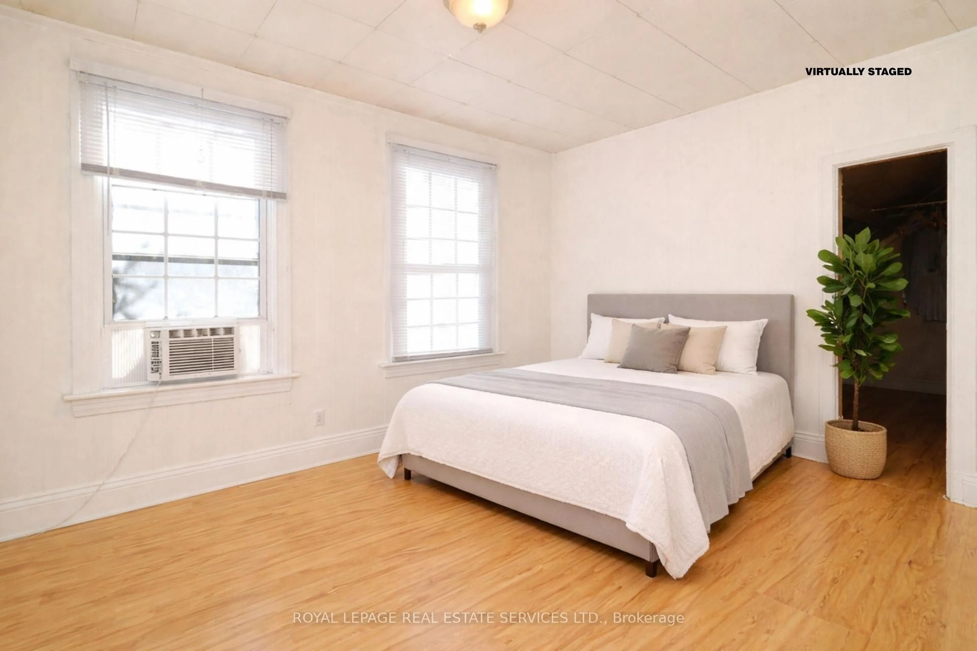 Bedroom with bed, wood/laminate floor for 224 Broadway Ave, Hamilton Ontario L8S 2W6