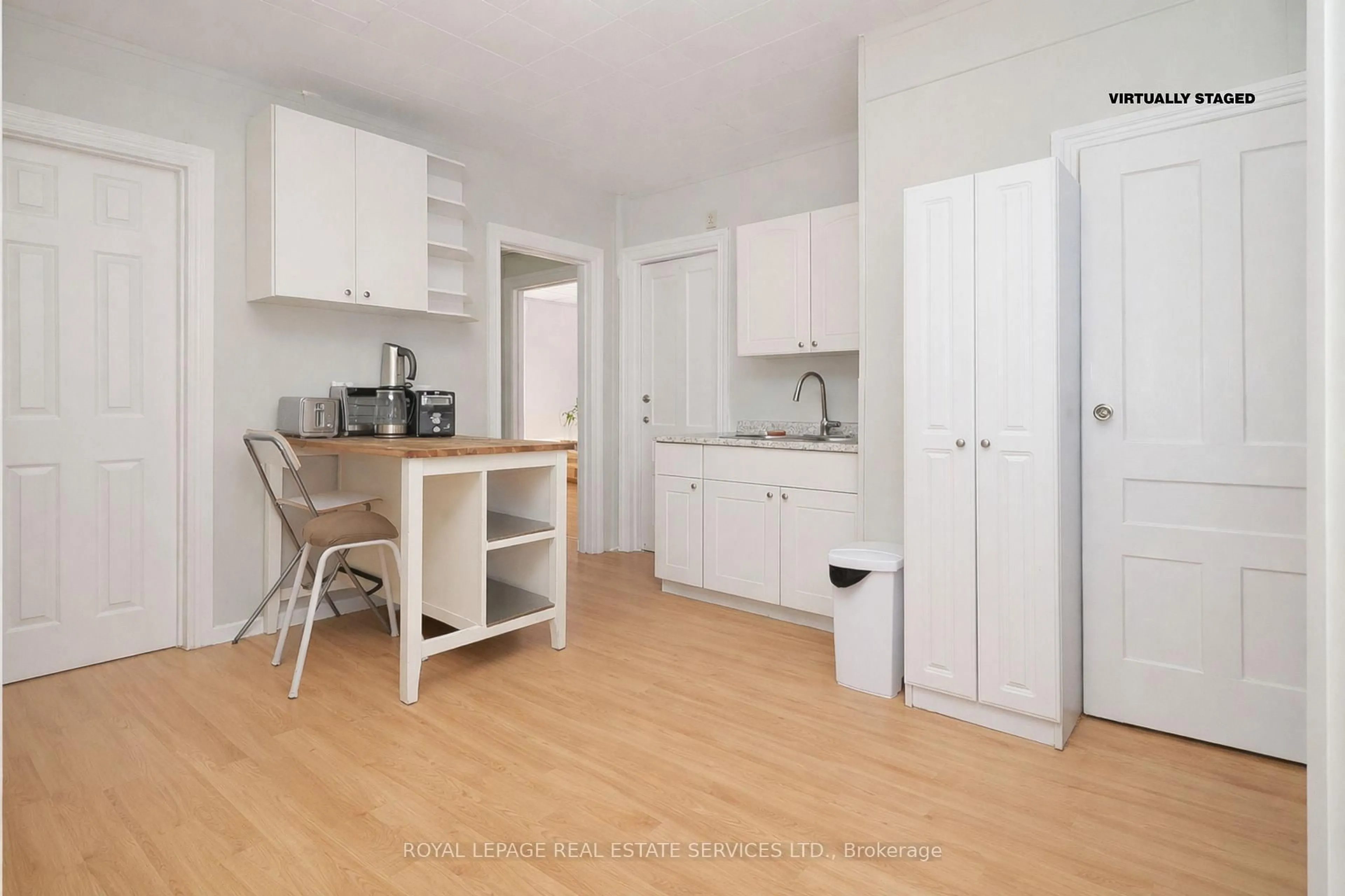 Standard kitchen, wood/laminate floor for 224 Broadway Ave, Hamilton Ontario L8S 2W6