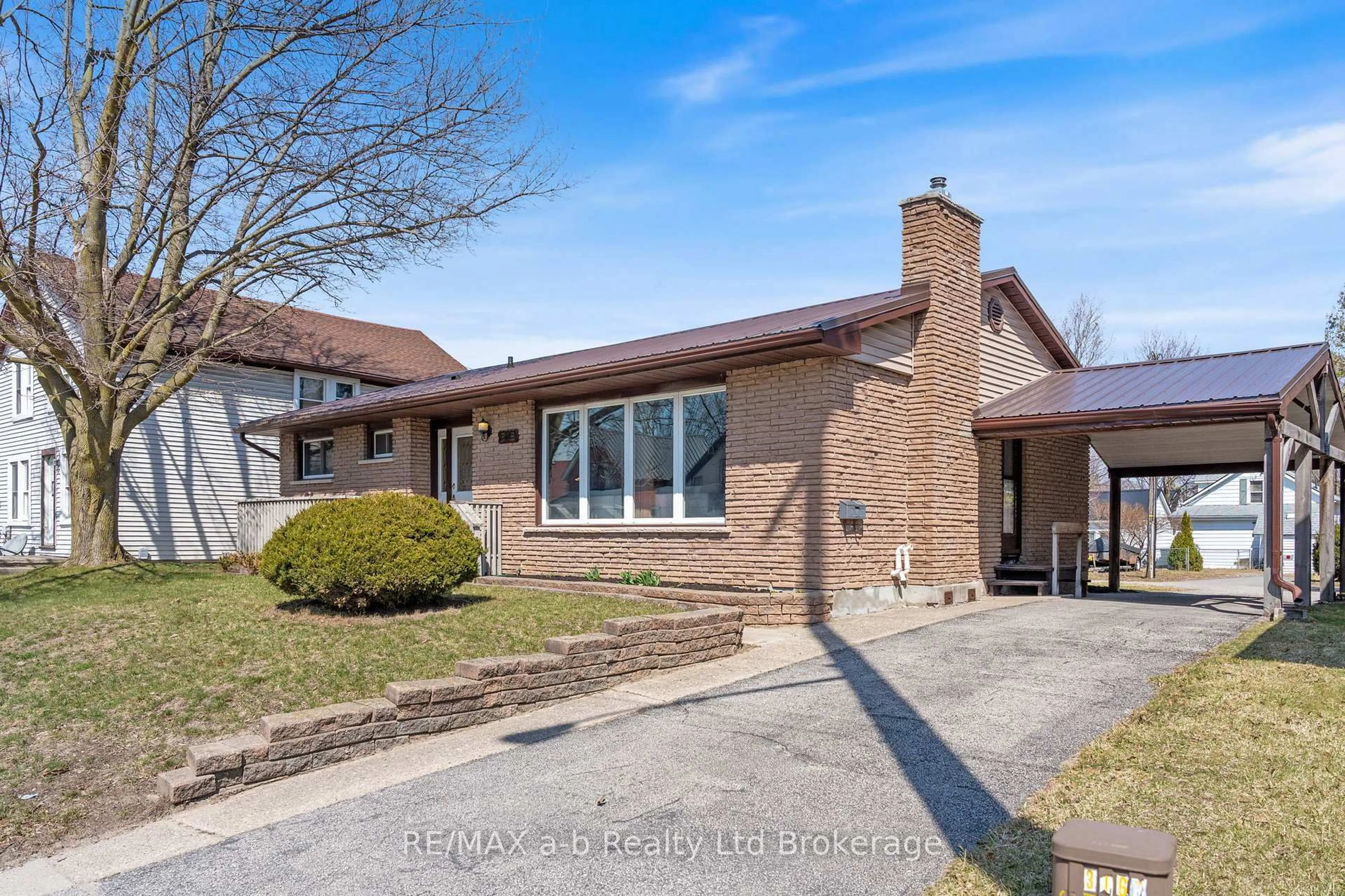 Home with brick exterior material, street for 318 Broadway St, Tillsonburg Ontario N4G 3S1