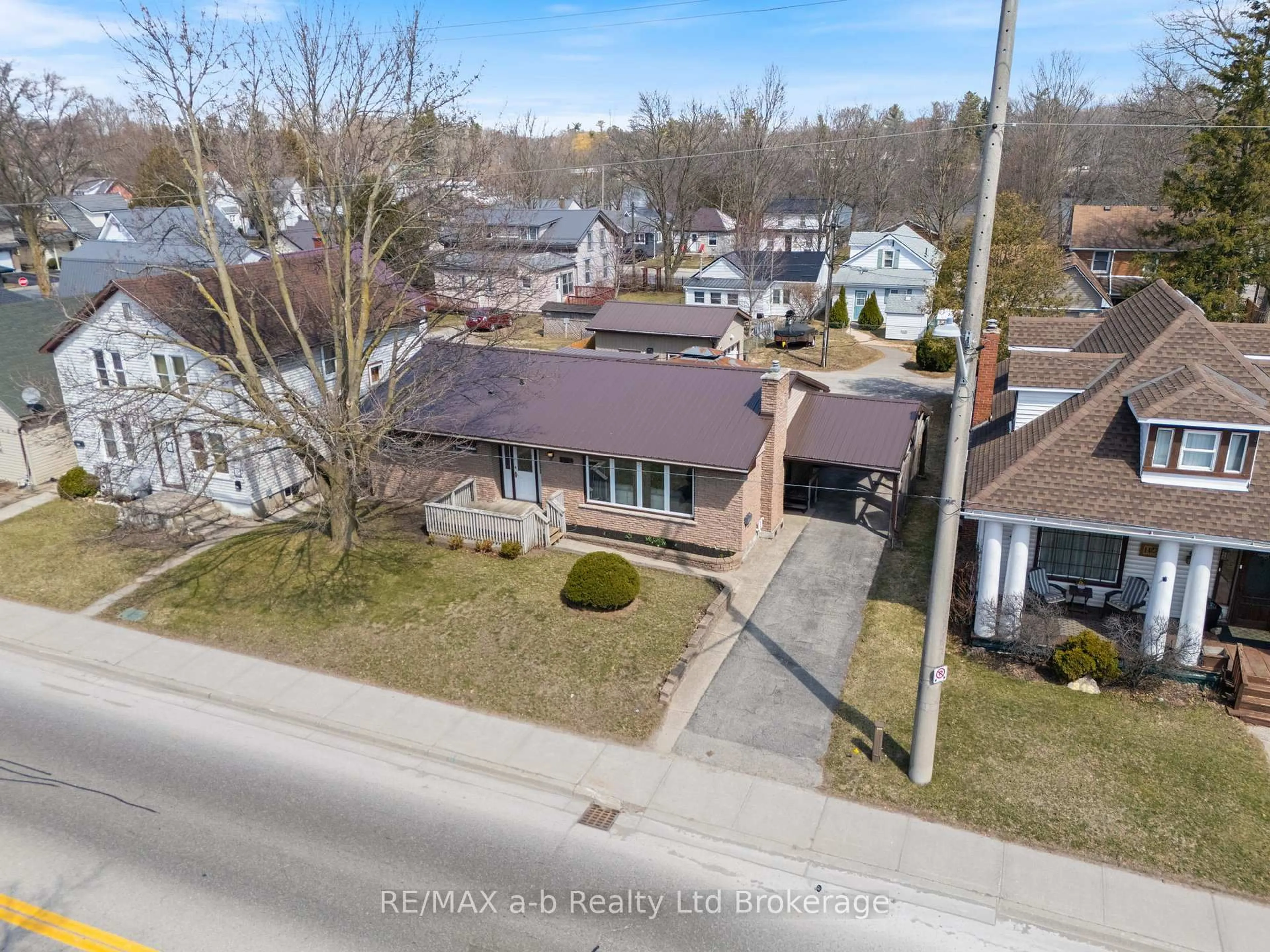 A pic from outside/outdoor area/front of a property/back of a property/a pic from drone, street for 318 Broadway St, Tillsonburg Ontario N4G 3S1