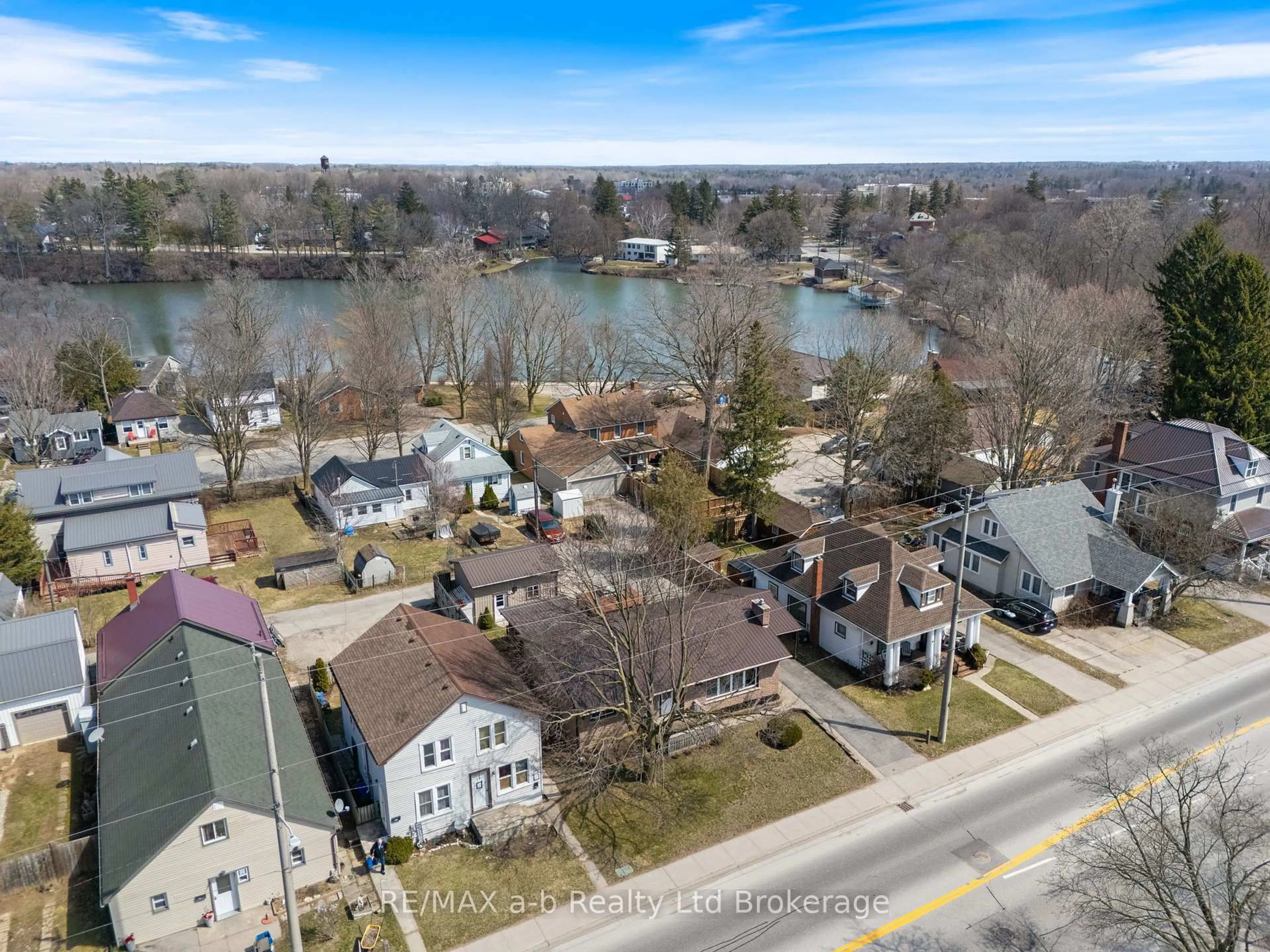 A pic from outside/outdoor area/front of a property/back of a property/a pic from drone, water/lake/river/ocean view for 318 Broadway St, Tillsonburg Ontario N4G 3S1