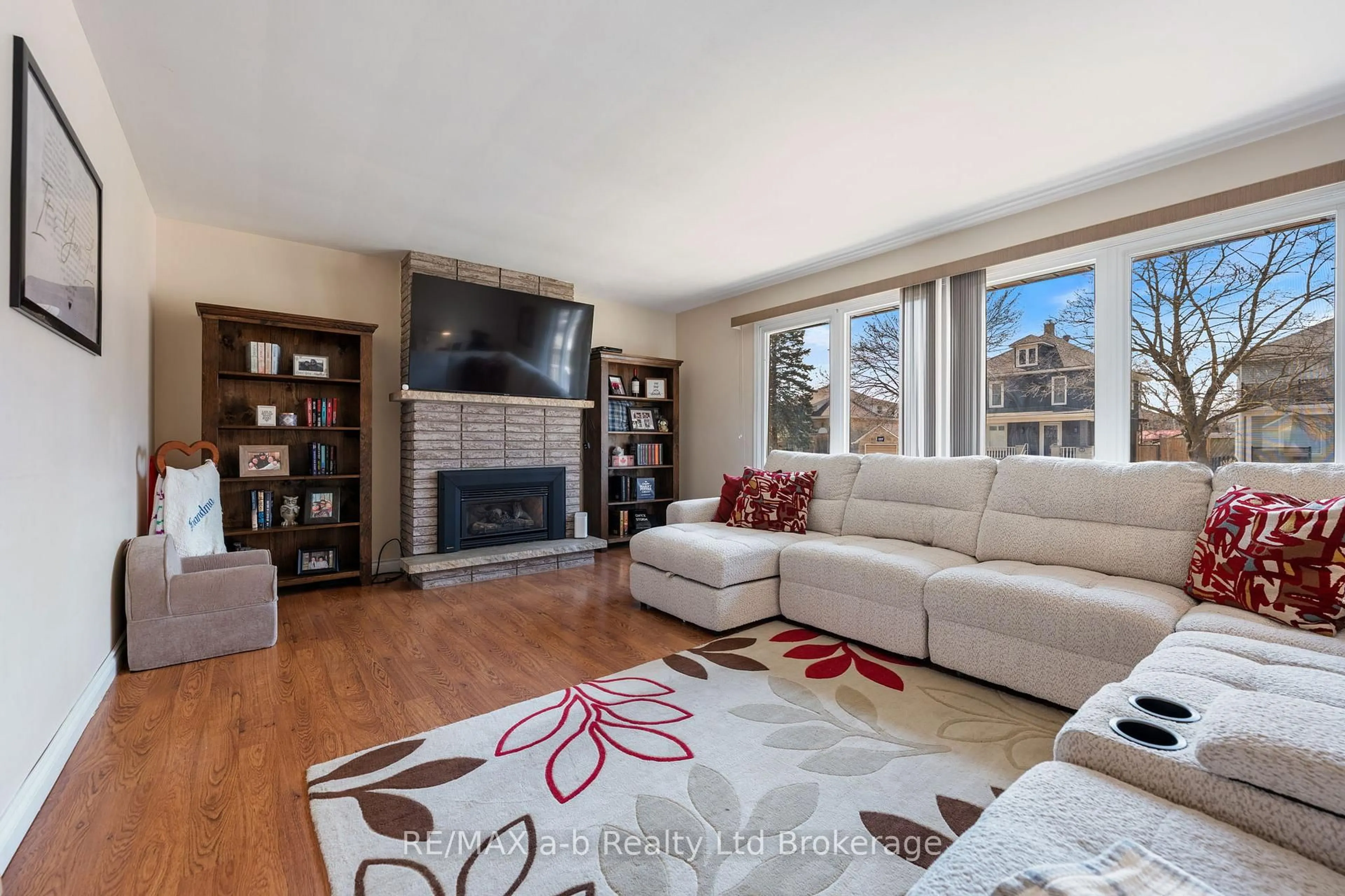 Living room with furniture, unknown for 318 Broadway St, Tillsonburg Ontario N4G 3S1