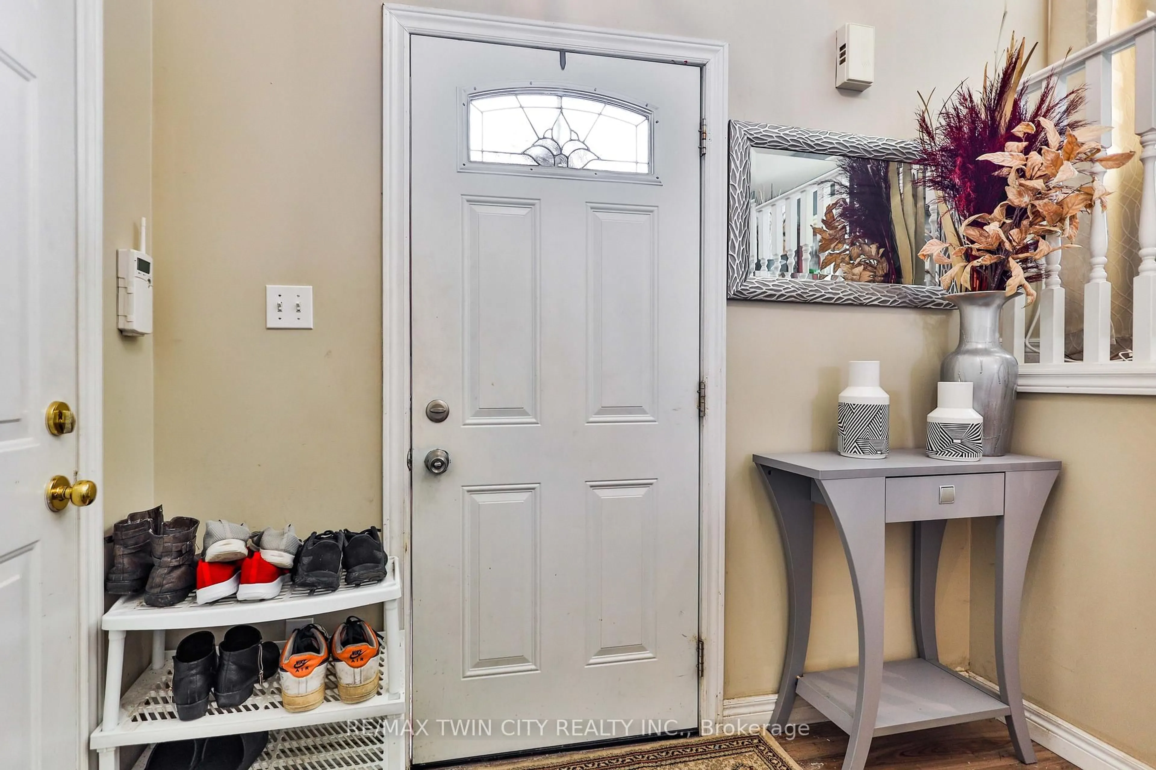 Indoor entryway for 3 Oliver Crt, Brantford Ontario N3T 6N6