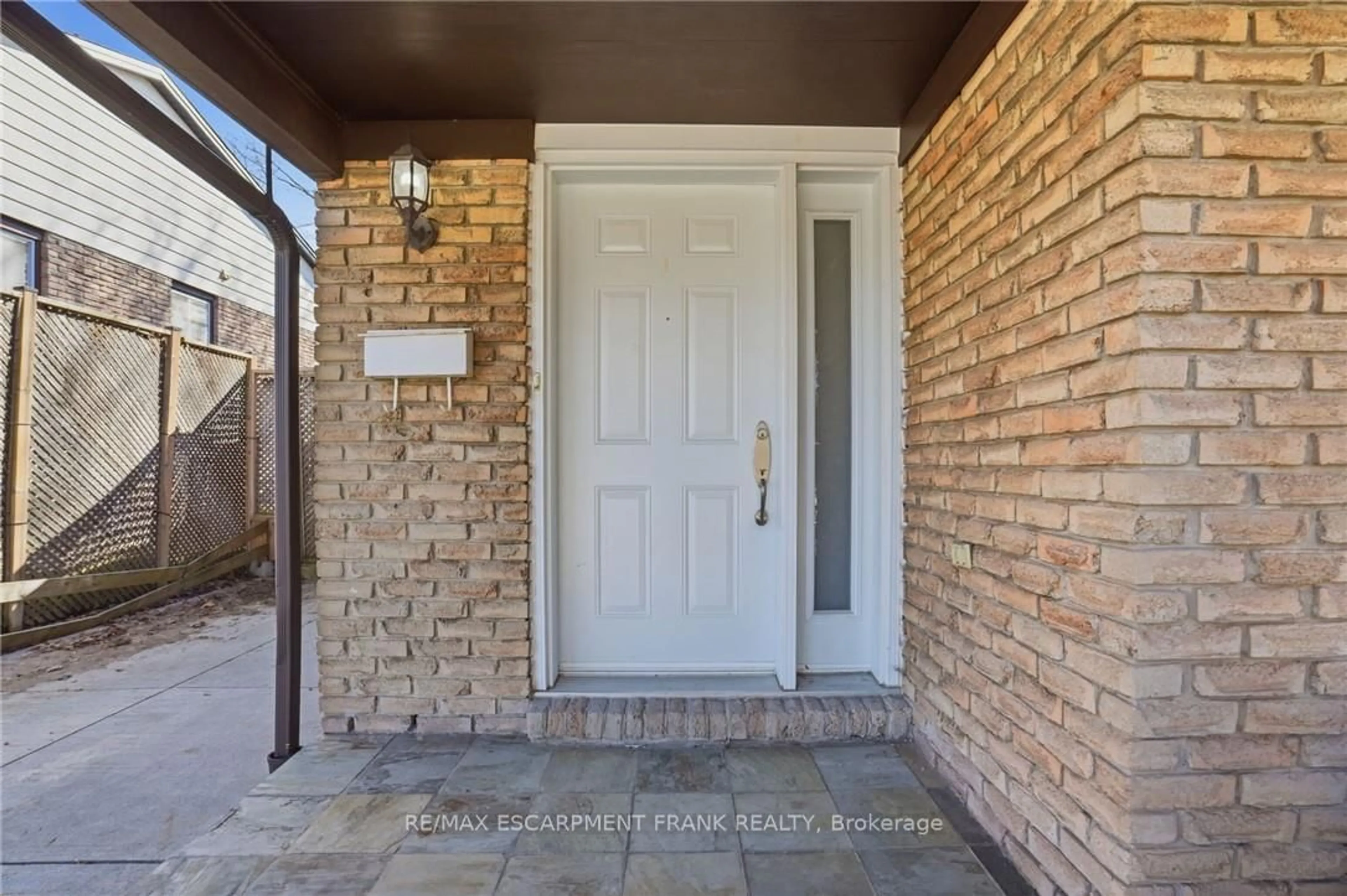 Indoor entryway for 94 WENDOVER Dr, Hamilton Ontario L9C 5X5