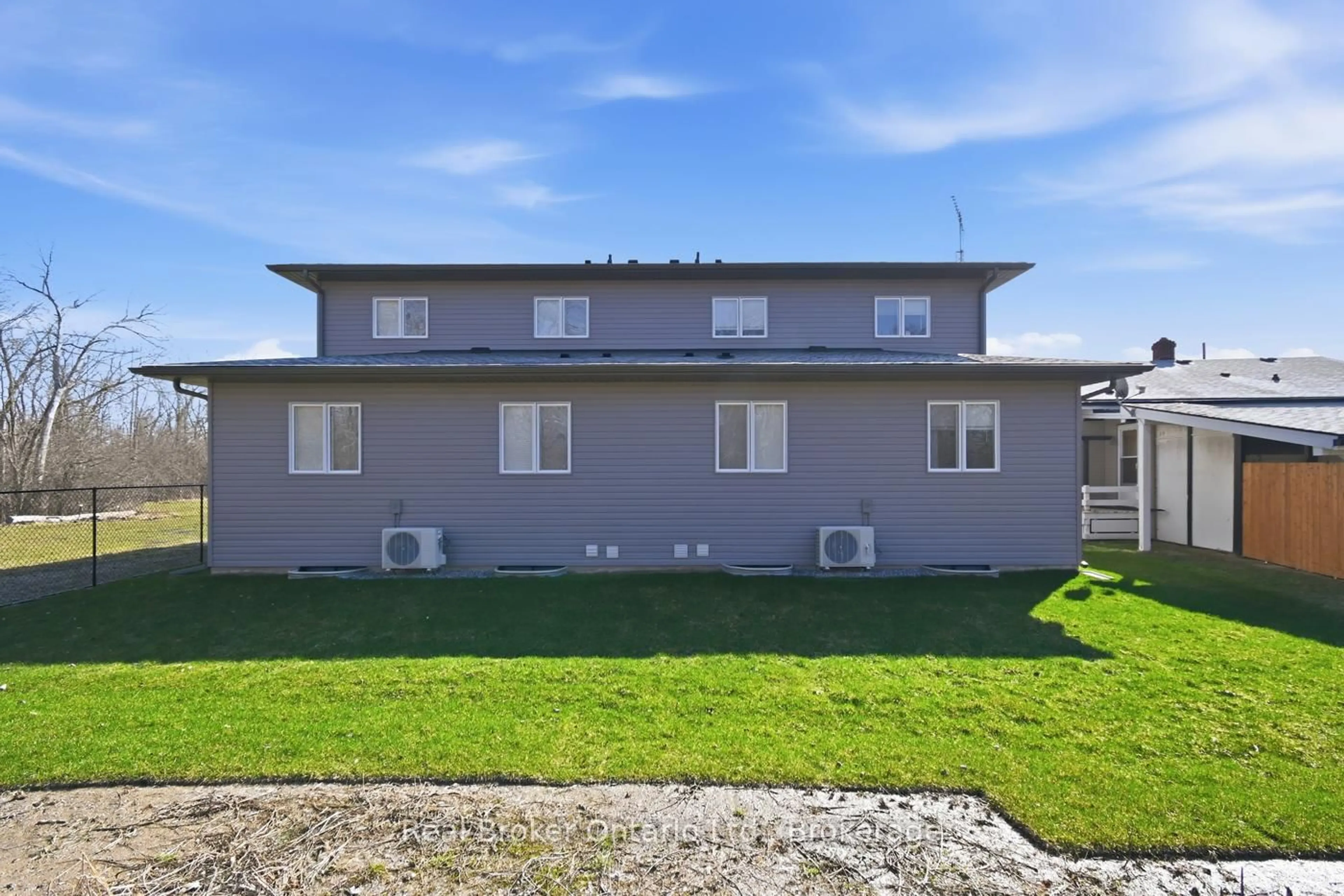 A pic from outside/outdoor area/front of a property/back of a property/a pic from drone, building for 40 Pietz Ave, Welland Ontario L3C 1Z5