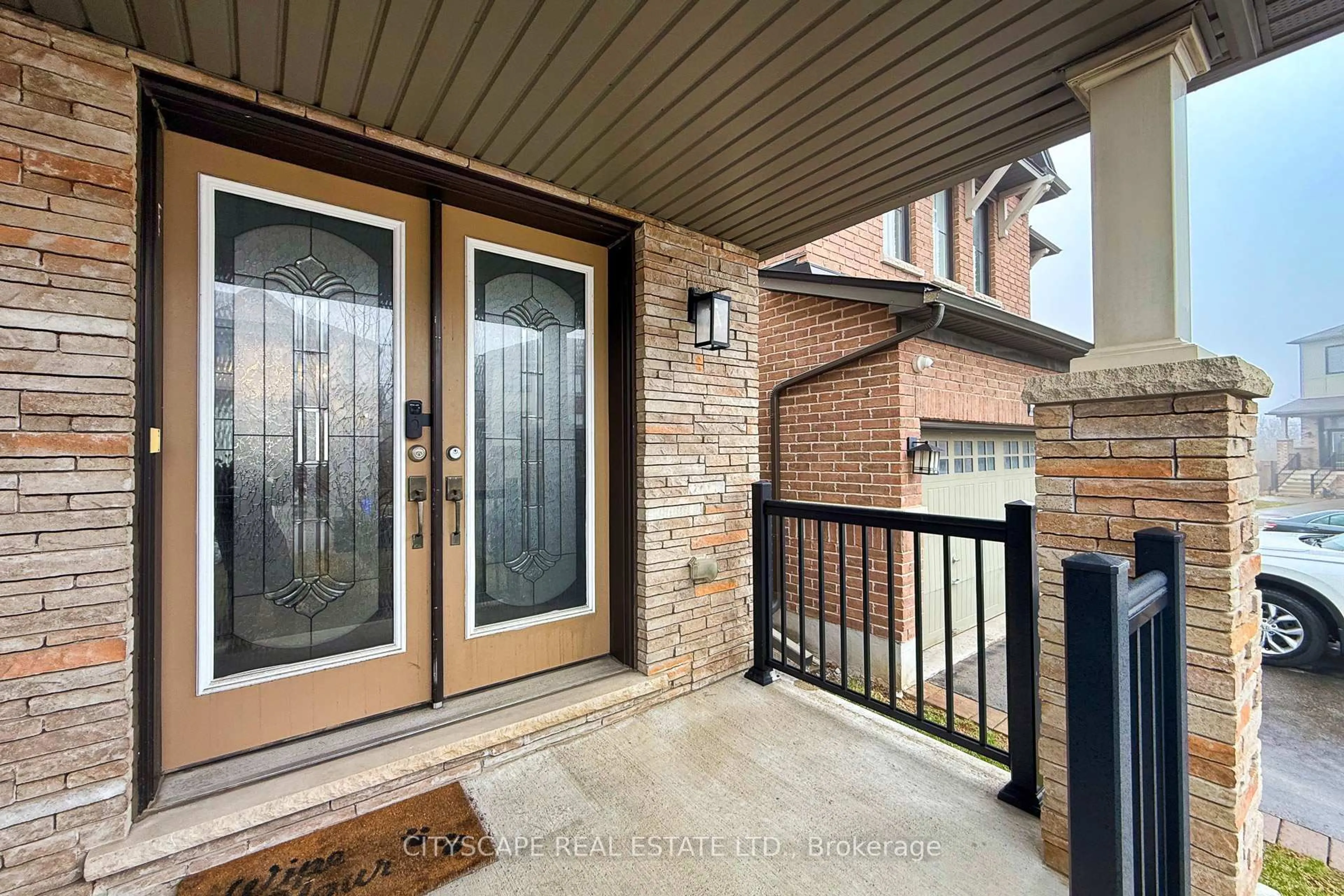 Indoor entryway for 121 Crafter Cres, Hamilton Ontario L8J 0H8