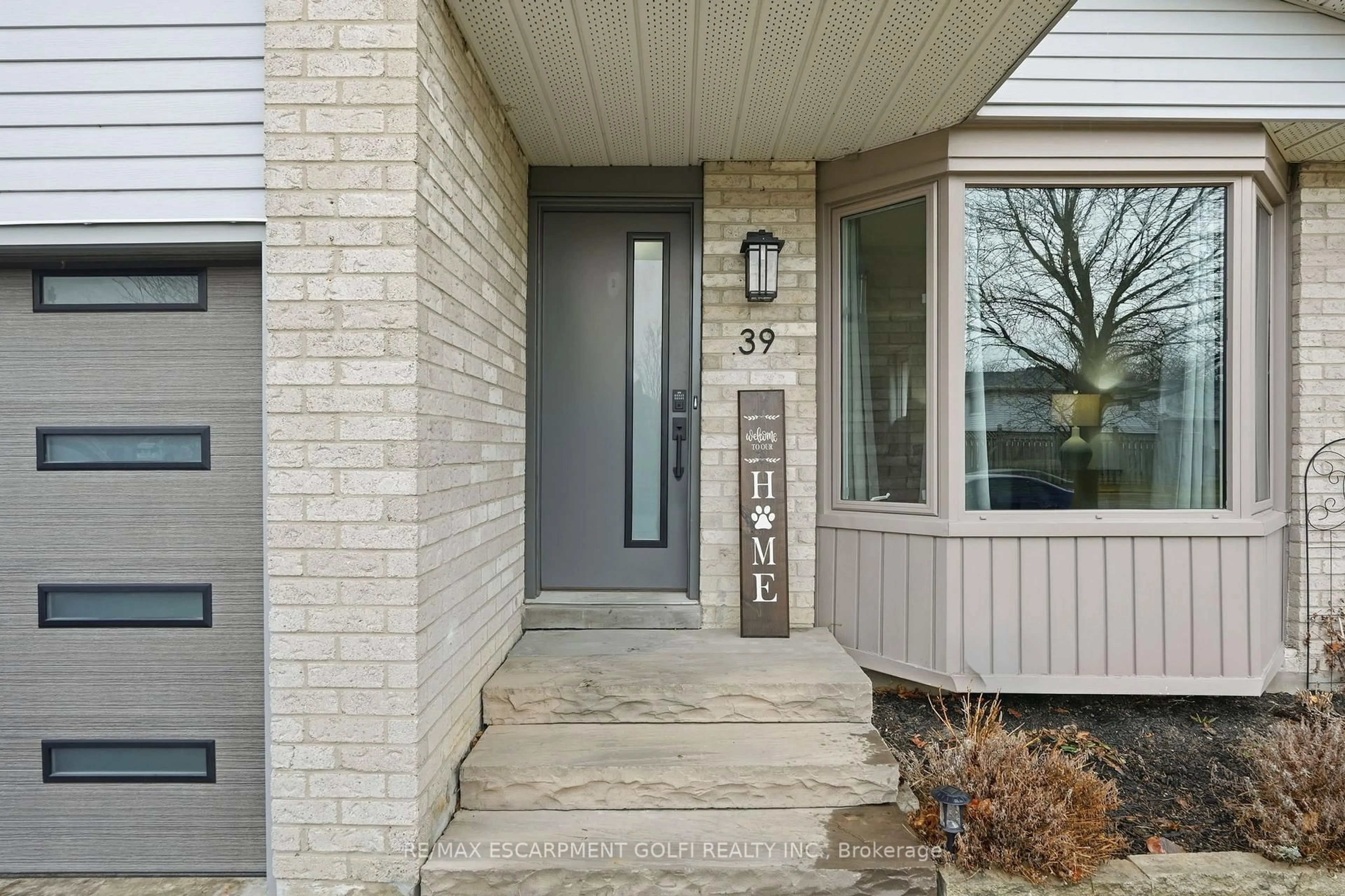 Indoor entryway for 39 Kennard St, Hamilton Ontario L8J 2C3