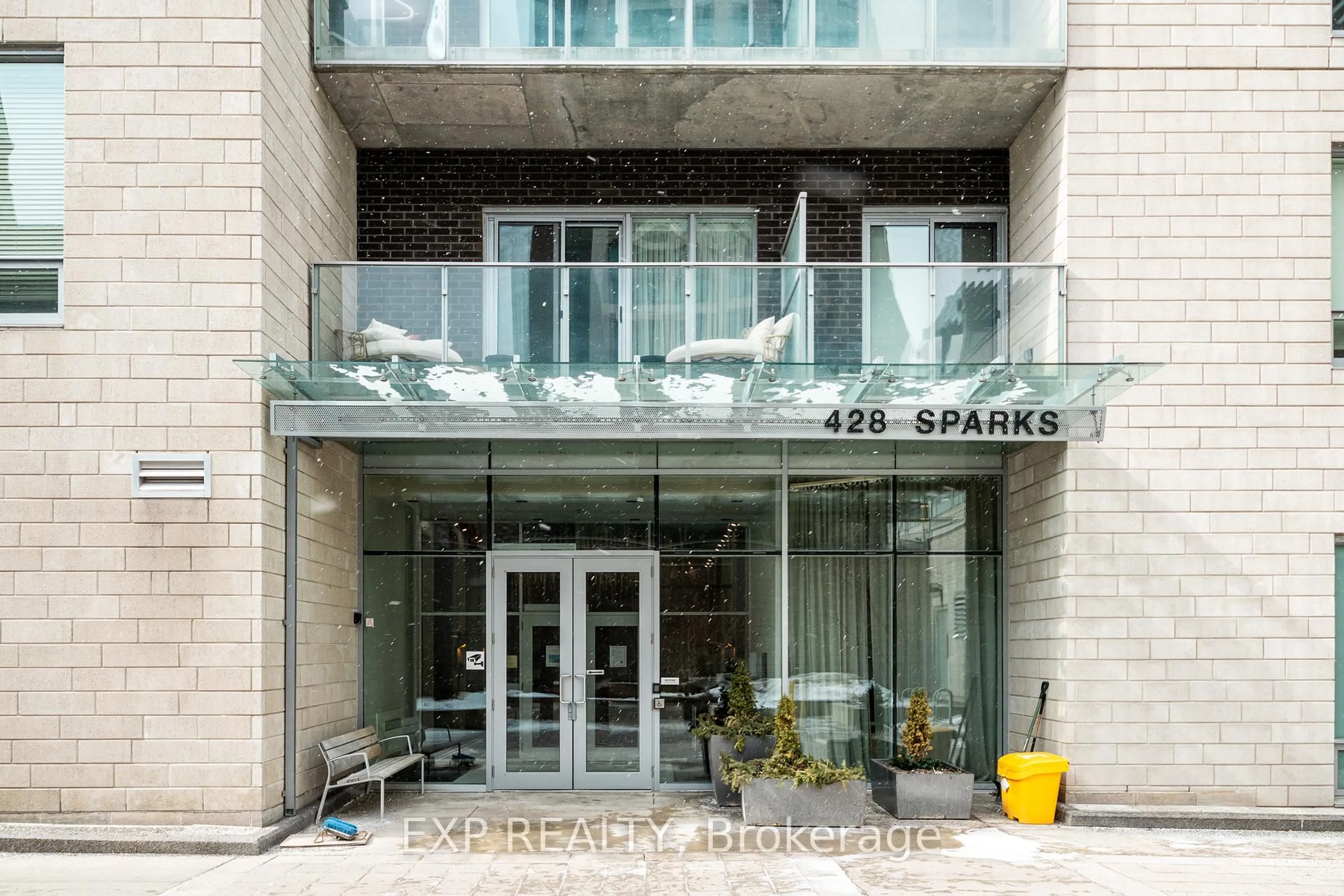 Indoor foyer for 428 Sparks St #501, Ottawa Ontario K1R 0B3