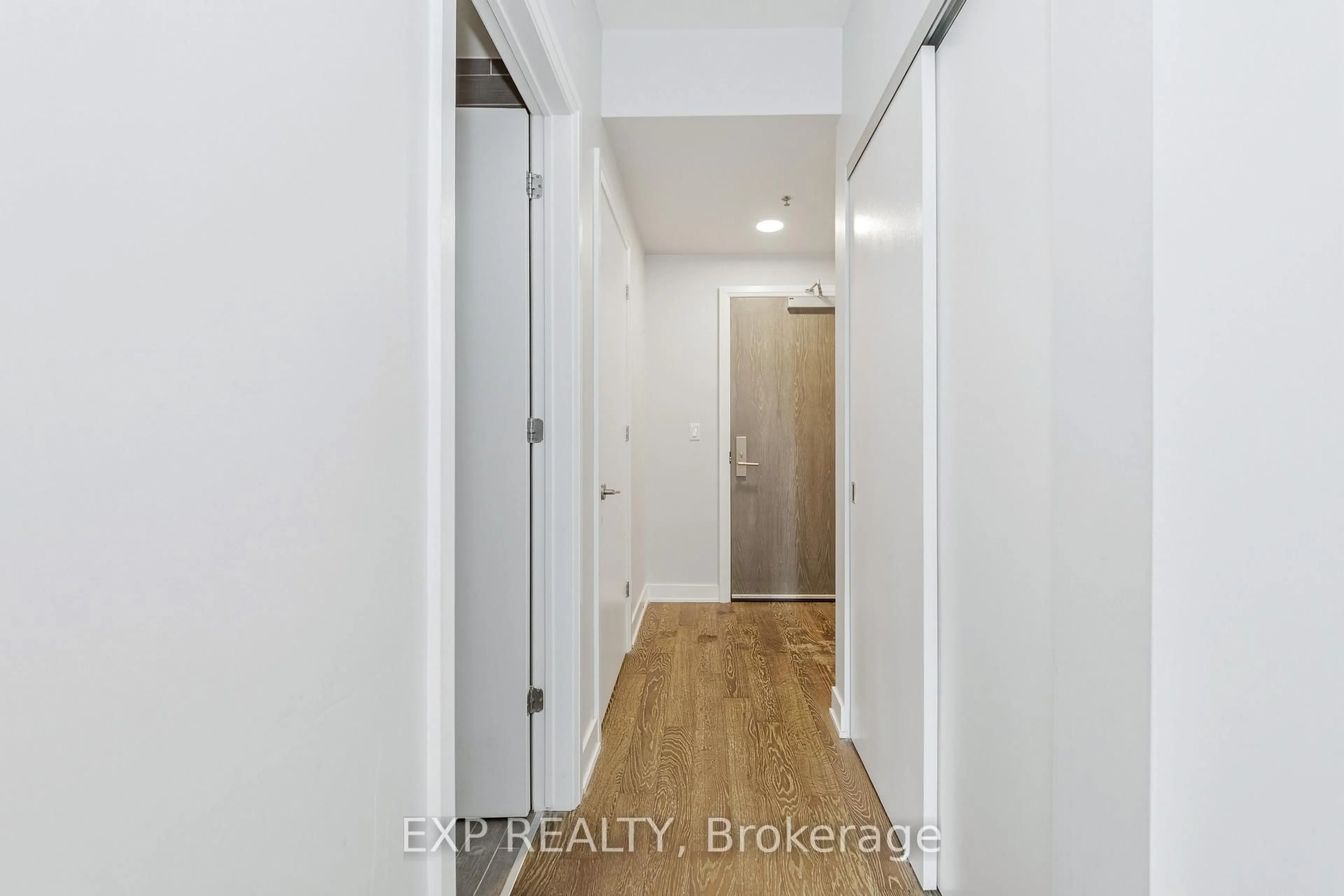 Indoor entryway for 428 Sparks St #501, Ottawa Ontario K1R 0B3