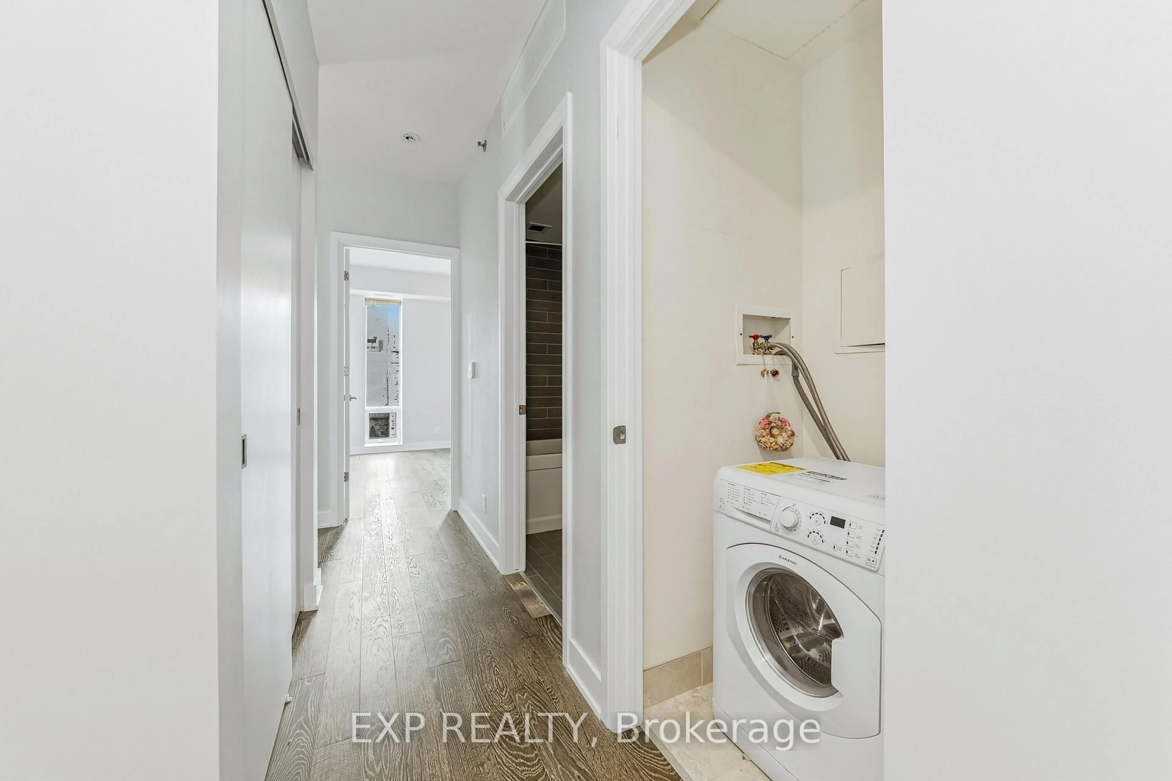 Laundry room for 428 Sparks St #501, Ottawa Ontario K1R 0B3