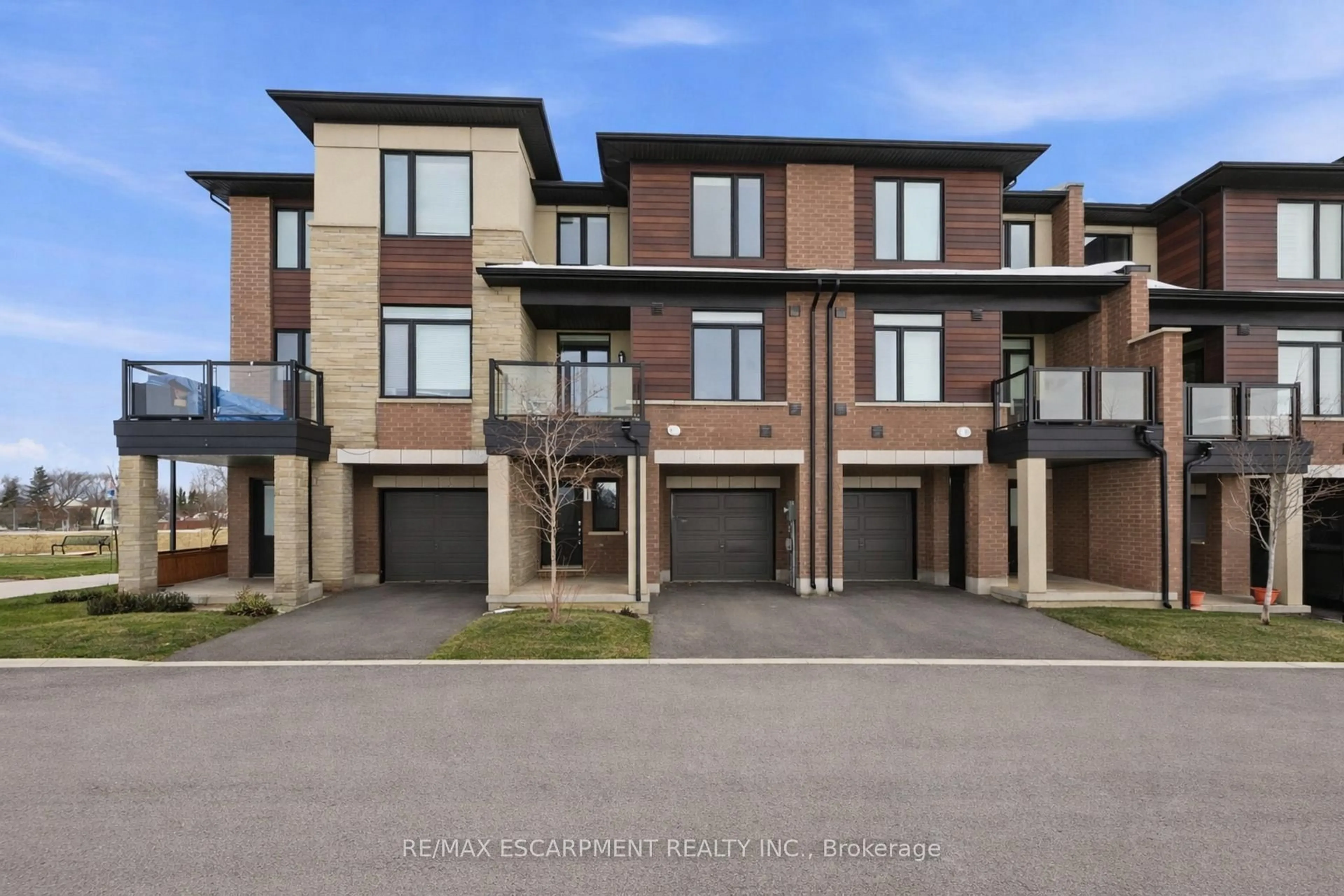 A pic from outside/outdoor area/front of a property/back of a property/a pic from drone, street for 590 North Service Rd #44, Hamilton Ontario L8E 0K5