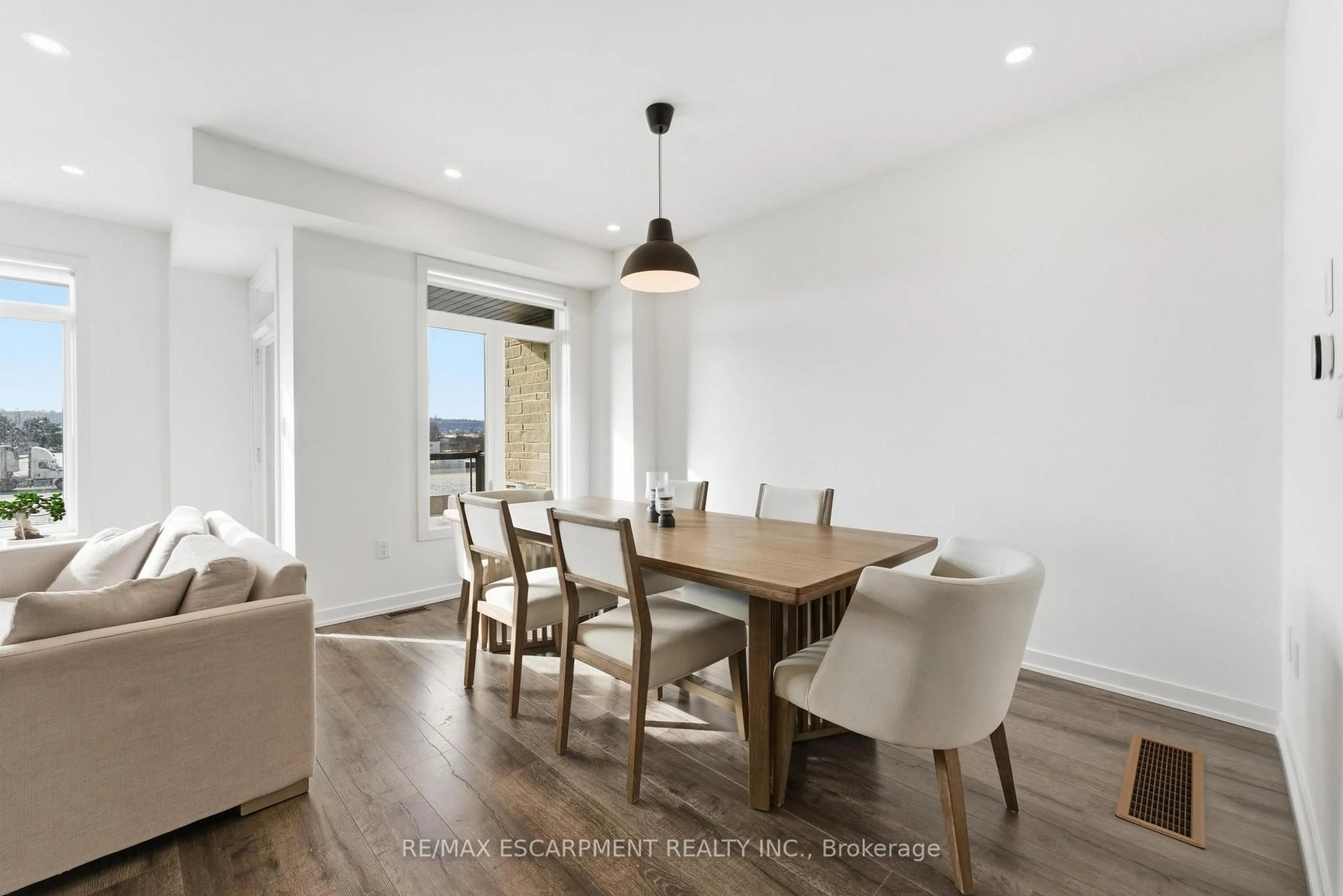 Dining room, wood/laminate floor for 590 North Service Rd #44, Hamilton Ontario L8E 0K5