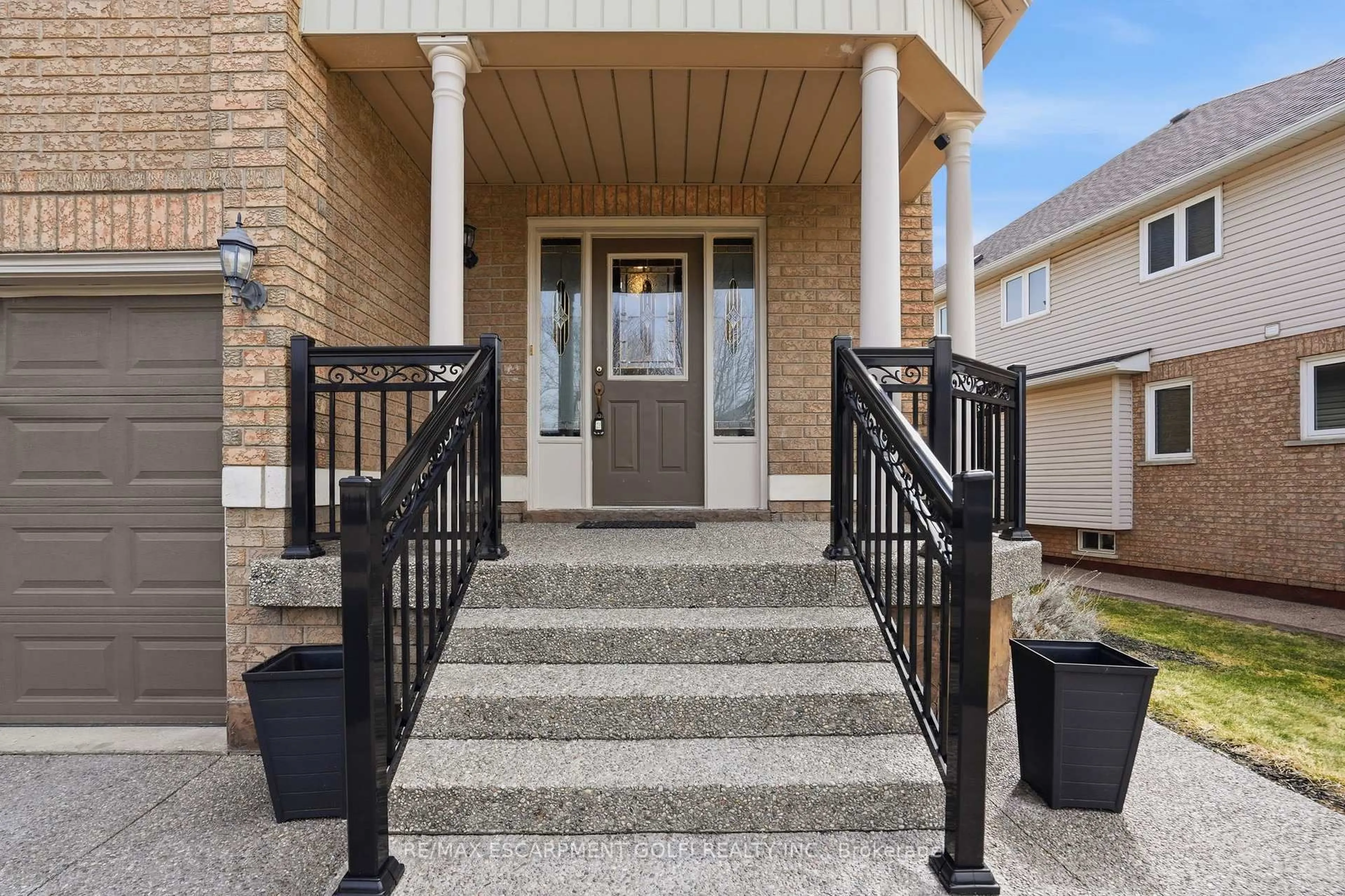 Indoor entryway for 68 Rockhaven Lane, Hamilton Ontario L8B 0J9