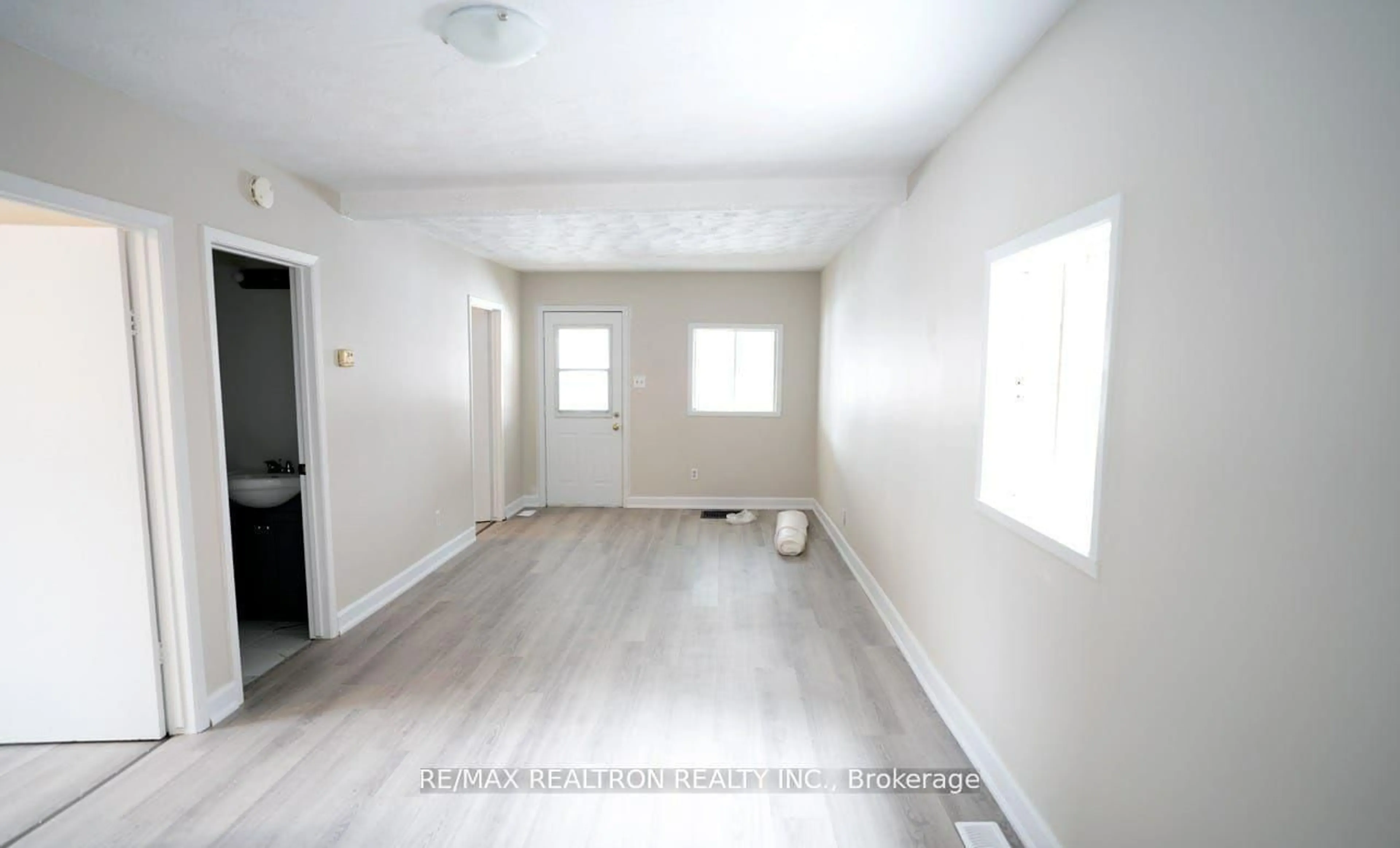 A pic of a room for 6247 Taylor St, Niagara Falls Ontario L2G 2E9